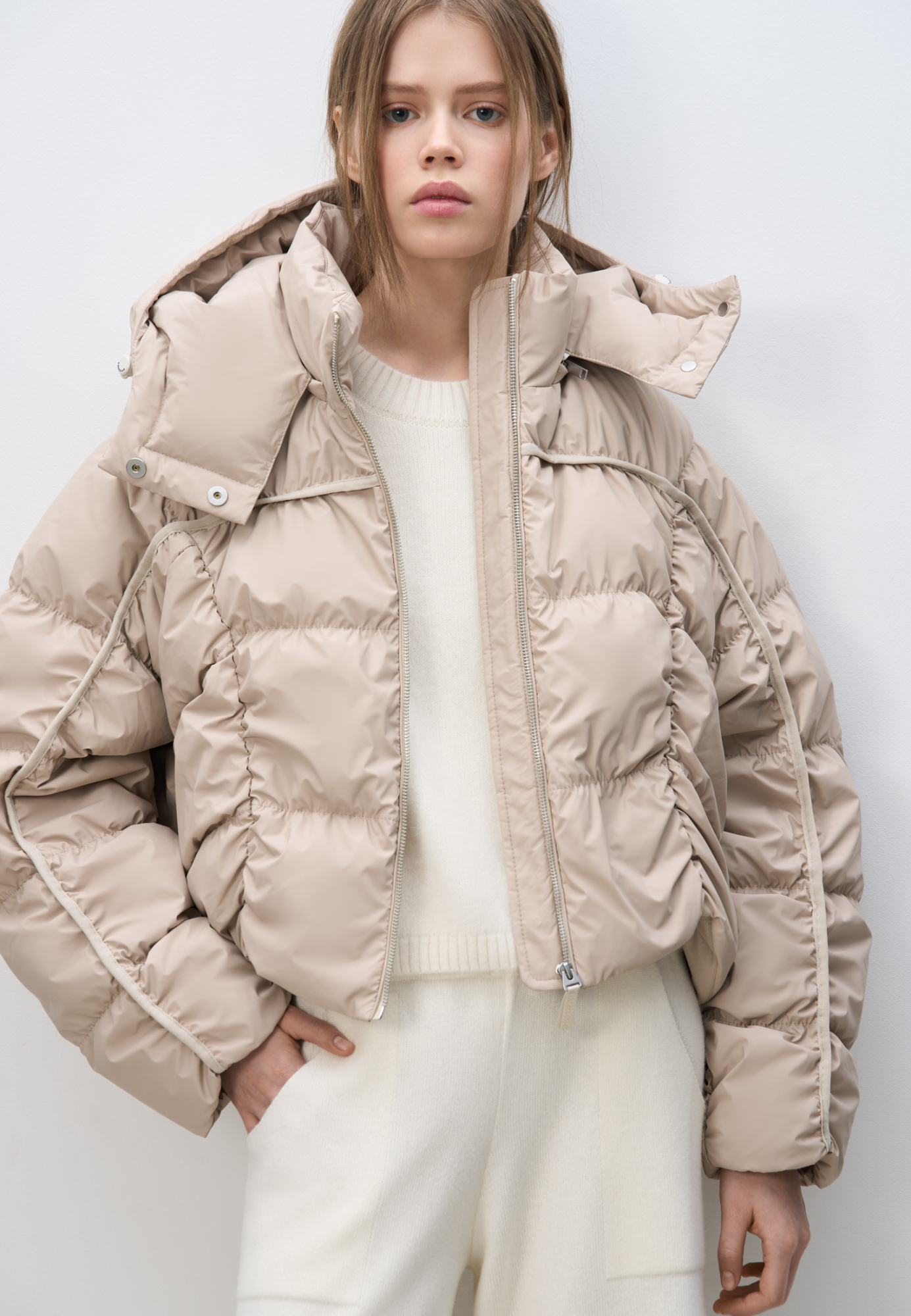 Объемный пуховик с геометрической стежкой и объемными швами. Изделие с капюшоном на кулиске и воротником-стойкой. 