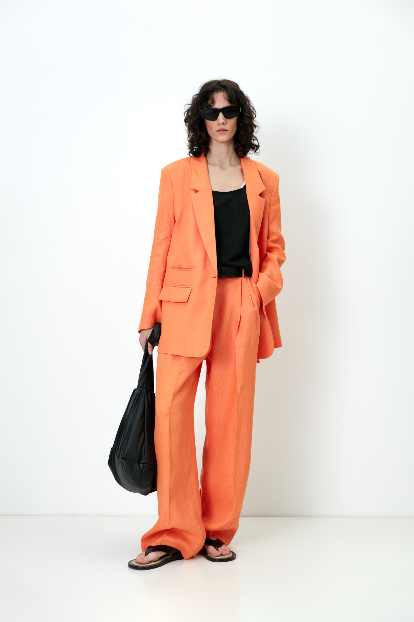 Широкие брюки палаццо из 100% льна. Боковые карманы и потайная застежка на молнию и пуговицу. Дополнить образ можно топом и жакетом. 