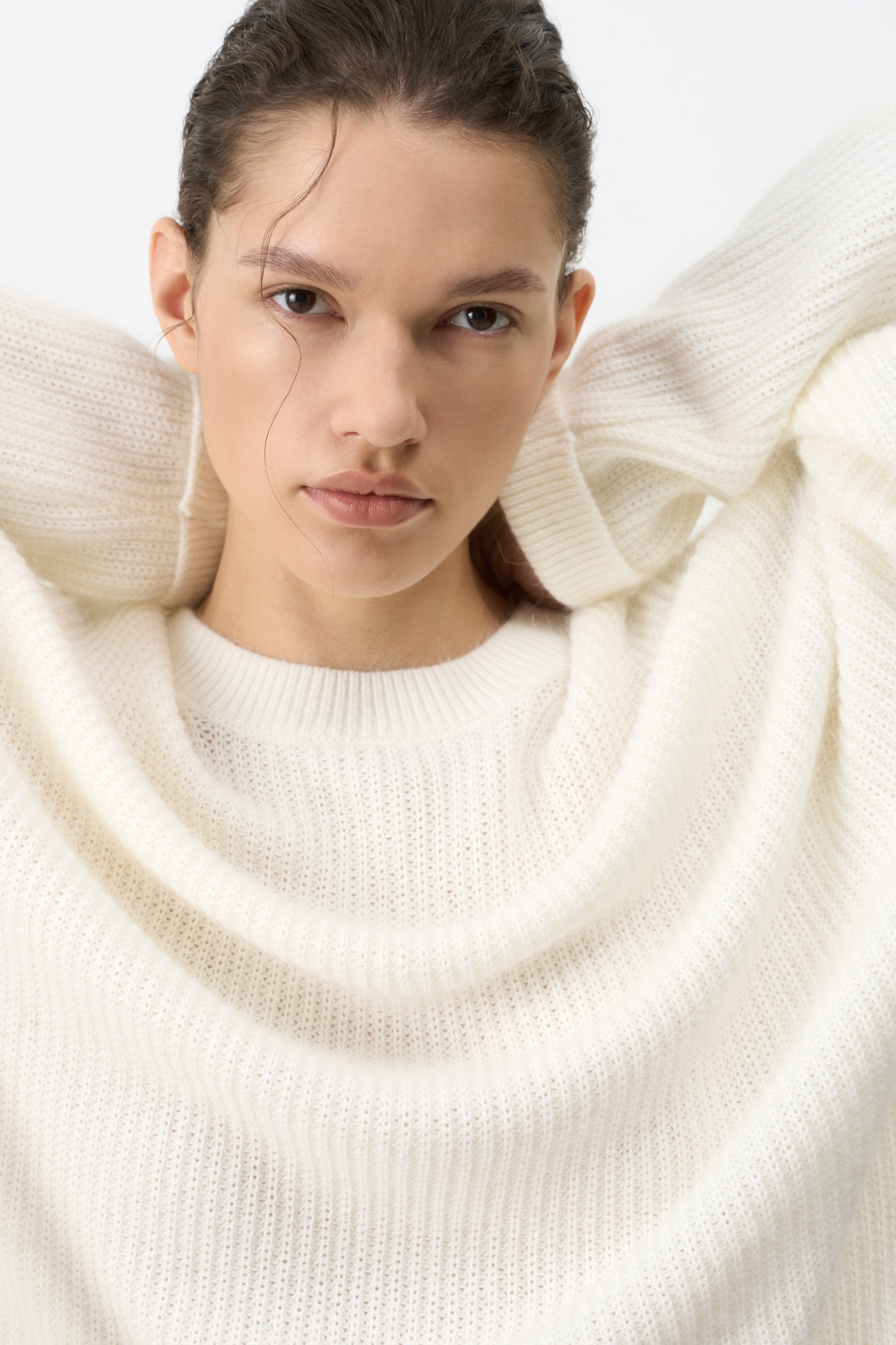 Трикотажный джемпер из смесовой шерсти. Модель свободного силуэта со спущенной линией плеча. Ворот, манжеты рукавов и низ изделия выполнены в рубчик.