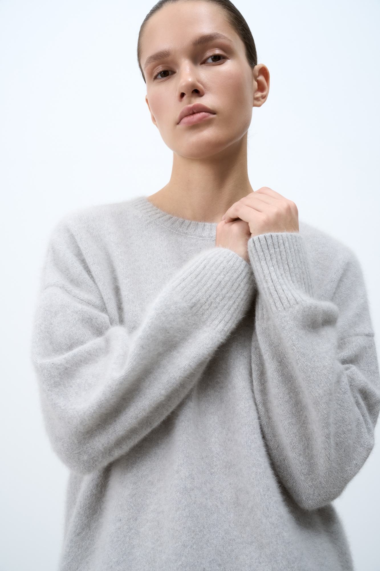 Трикотажный джемпер прямого силуэта. Содержание в пряже 70% натурального пуха лисы делает джемпер теплым и в тоже время очень легким. Модель со спущенным плечом, края изделия в рубчик.
