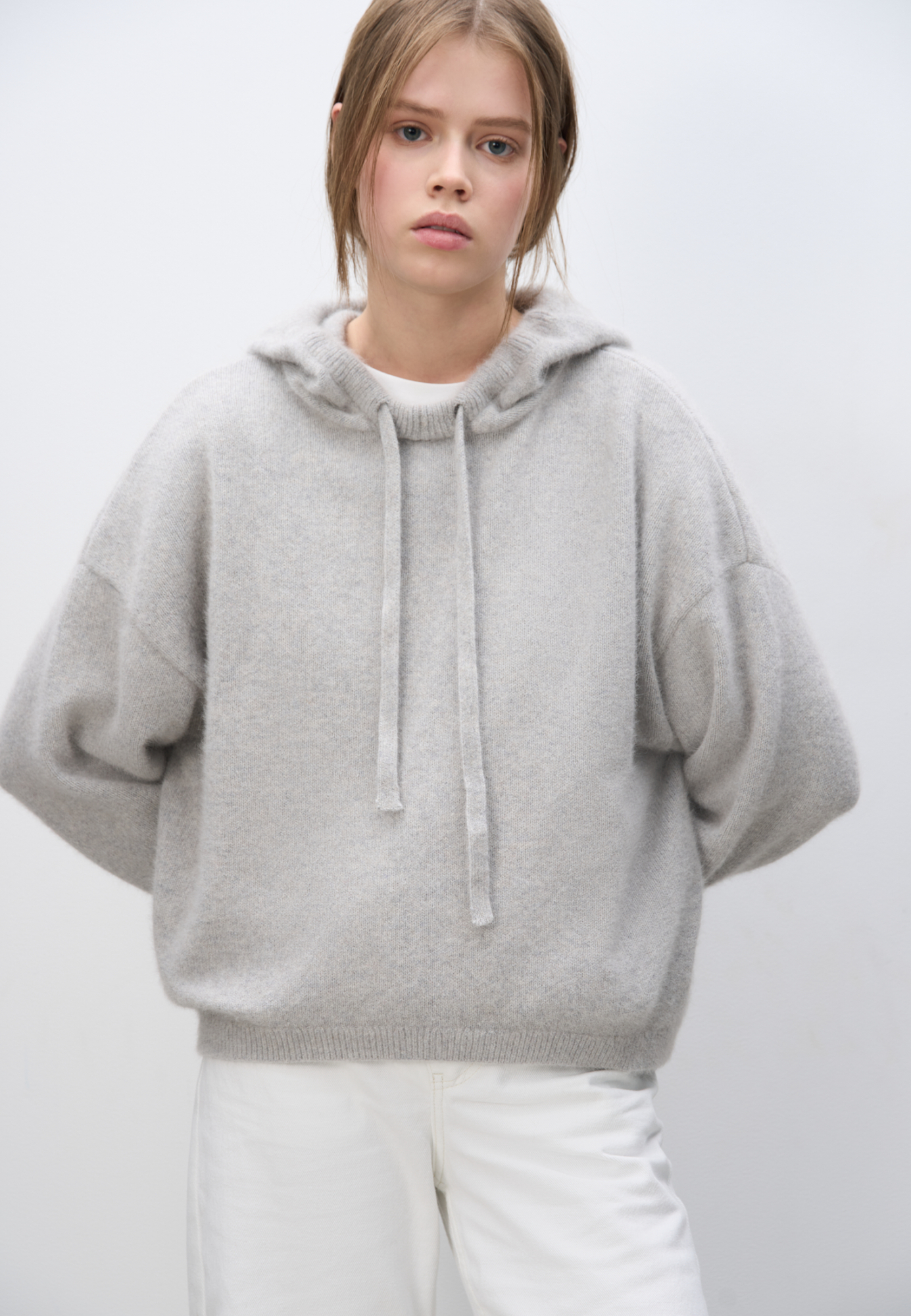 Трикотажное худи из пуха лисы. Модель свободного силуэта с капюшоном и спущенной линией плеча.