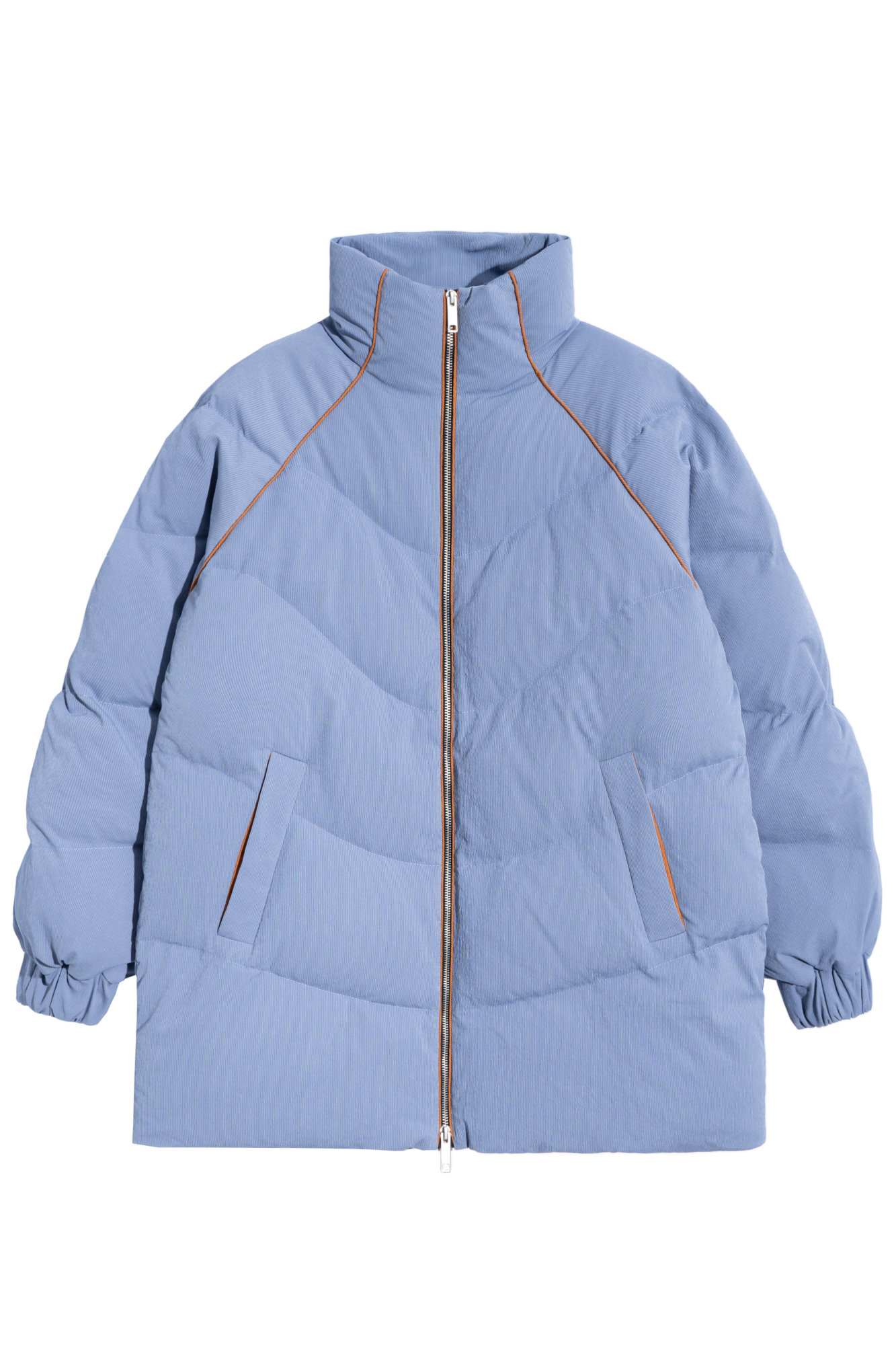 Удлиненный стеганый пуховик из текстурного нейлона. Модель с воротником-стойкой и прорезными карманами. Застежка на молнию. Брендированный ярлык на спине и рукаве изделия.