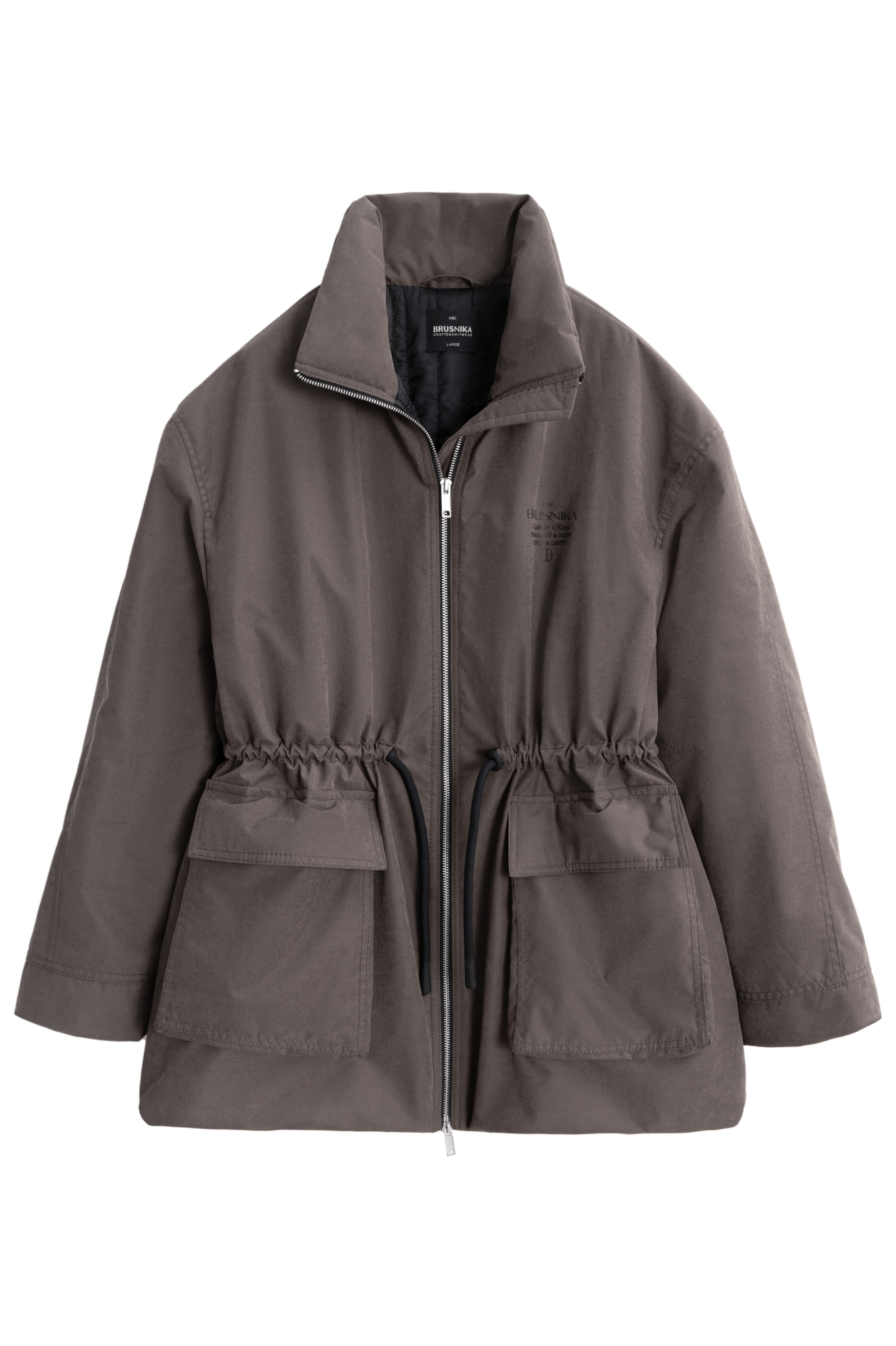 Парка на синтепоне. Модель свободного силуэта с регулируемой кулиской на талии, большими накладными карманами с клапанами, со спущенной линией плеч и воротником-стойкой. В комплекте к куртке идет дополнительный объемный воротник и капюшон. Застежка на молнию. Изделие выполнено на подкладке.