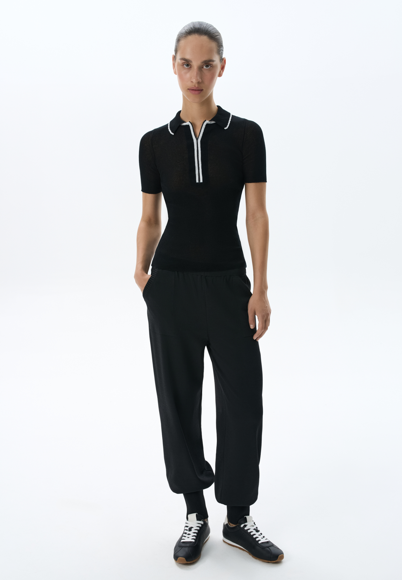 Трикотажные брюки из плотной вискозы в спортивном стиле. Регулируемый пояс на шнурке. Боковые карманы. Эластичные манжеты.