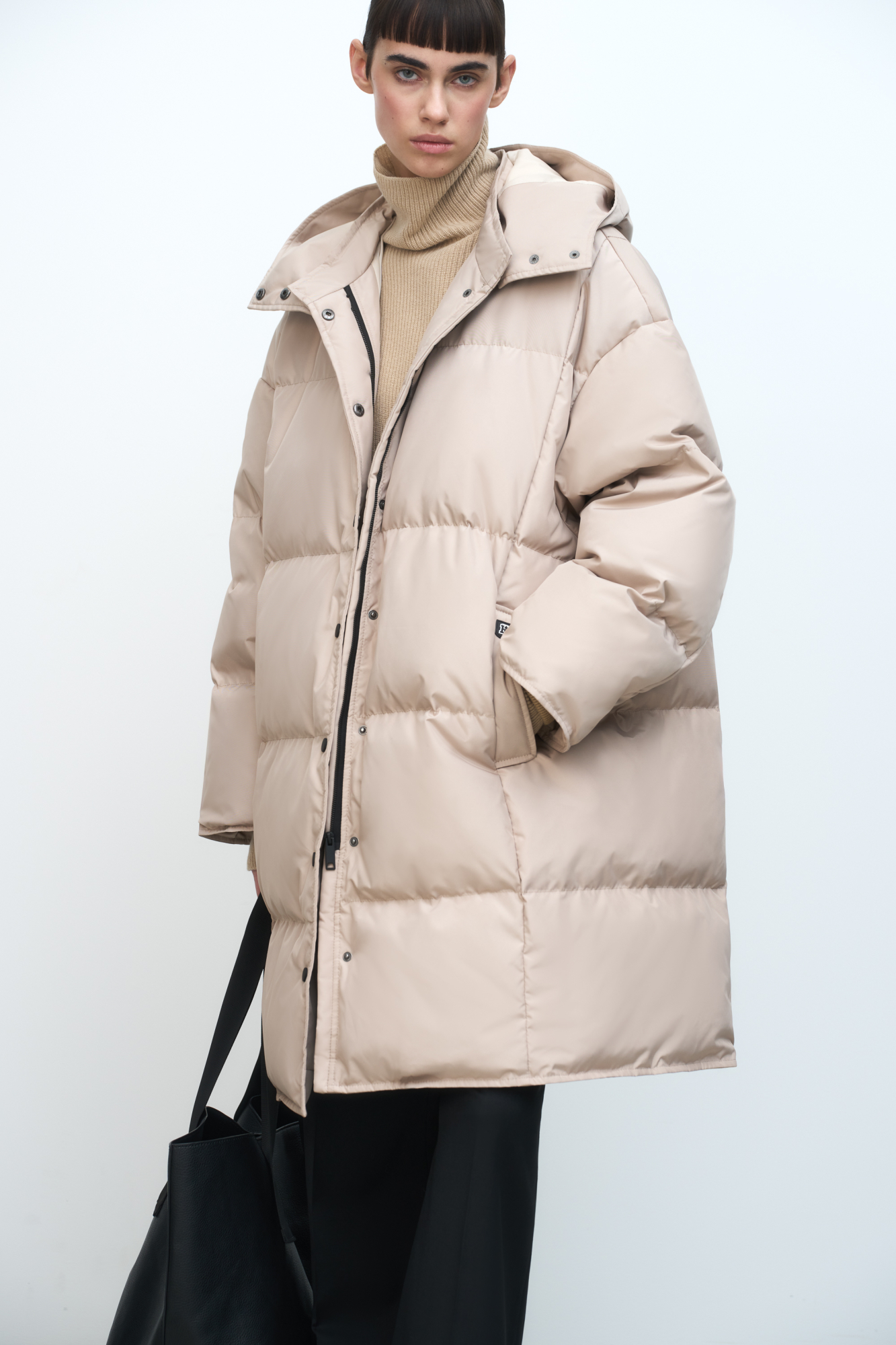 Утепленный пуховик с отстегивающимся воротником и капюшоном. Модель свободного силуэта с боковыми карманами и рукавами на трикотажных манжетах. Наполнитель натуральный пух 90% перо 10%. Индекс качества FILL POWER 750. В комплекте удобный мешок для капюшона и воротника. Застежка на кнопки и молнию под планкой, которая позволяет расстегнуть пуховик одним движением вверх.