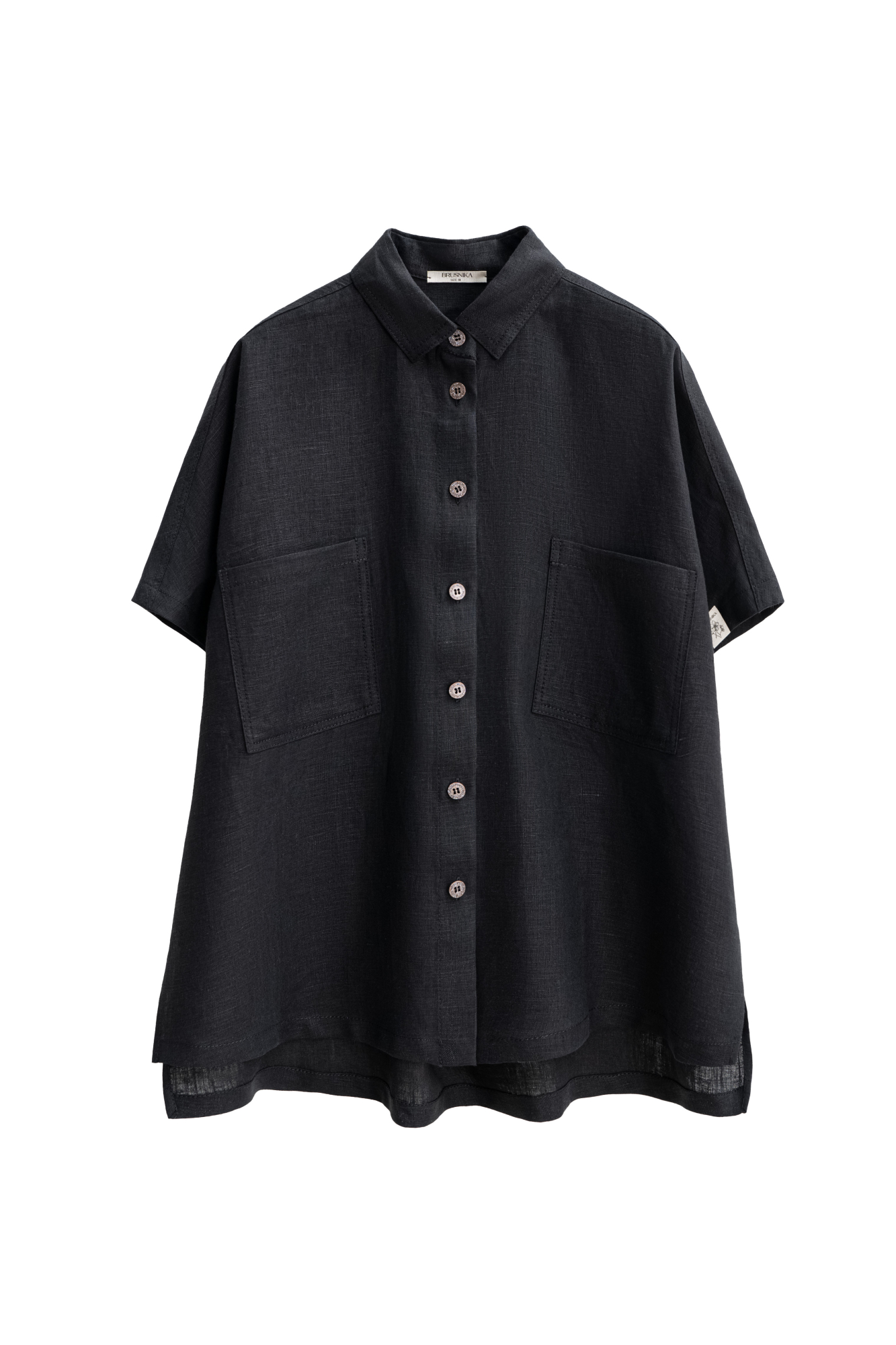 Свободная рубашка из 100% льна. Модель прямого кроя, без рукавов, с отложным воротником, двумя нагрудными карманами и застежкой на пуговицы.&nbsp;&nbsp;