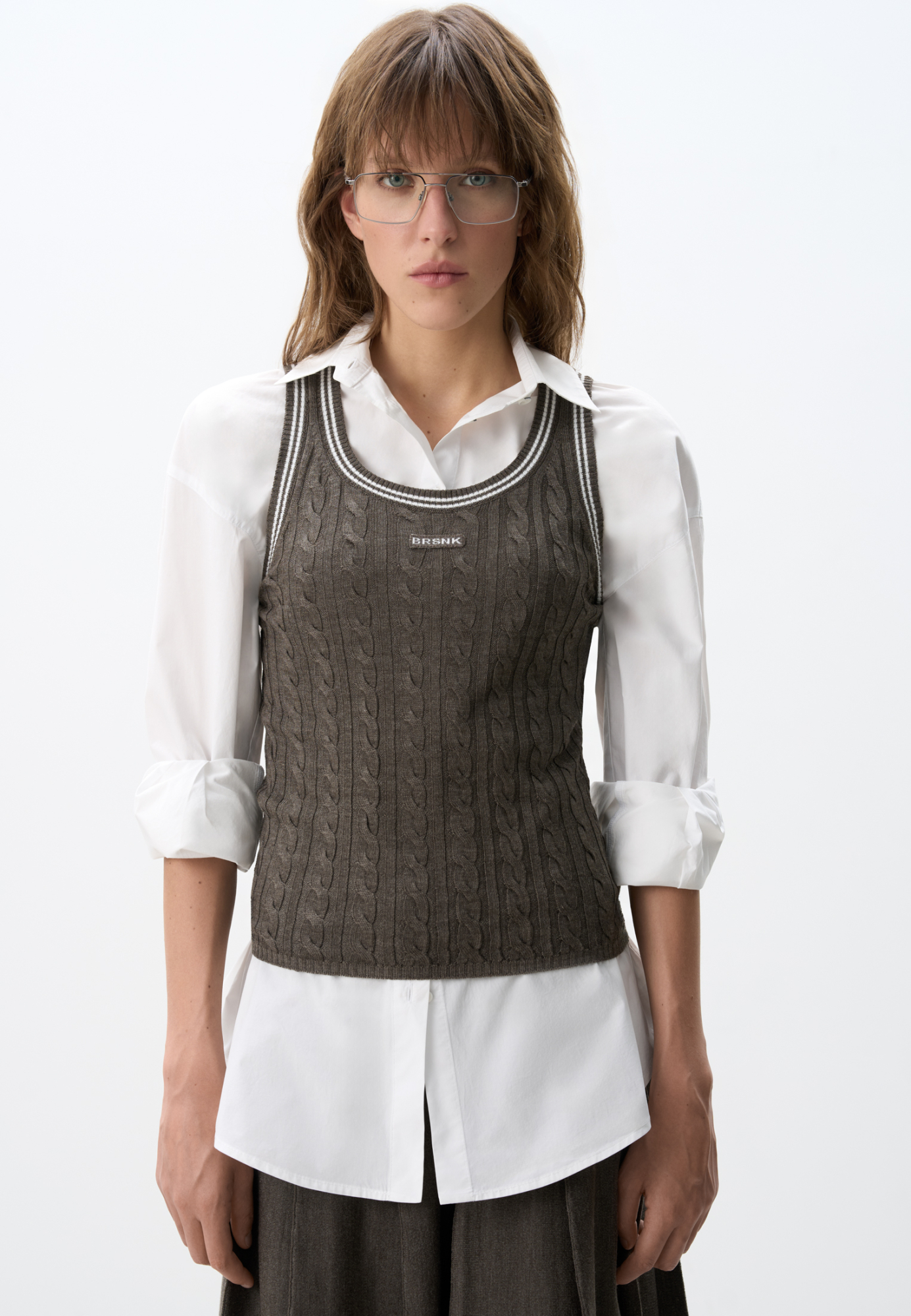 Трикотажная майка из шерсти. Модель свободного силуэта, без рукавов, на широких лямках, с круглым вырезом горловины и глубокой проймой. Изделие выполнено объемной вязкой косами и декорировано контрастным лампасом и логотипом бренда на груди.<br />
