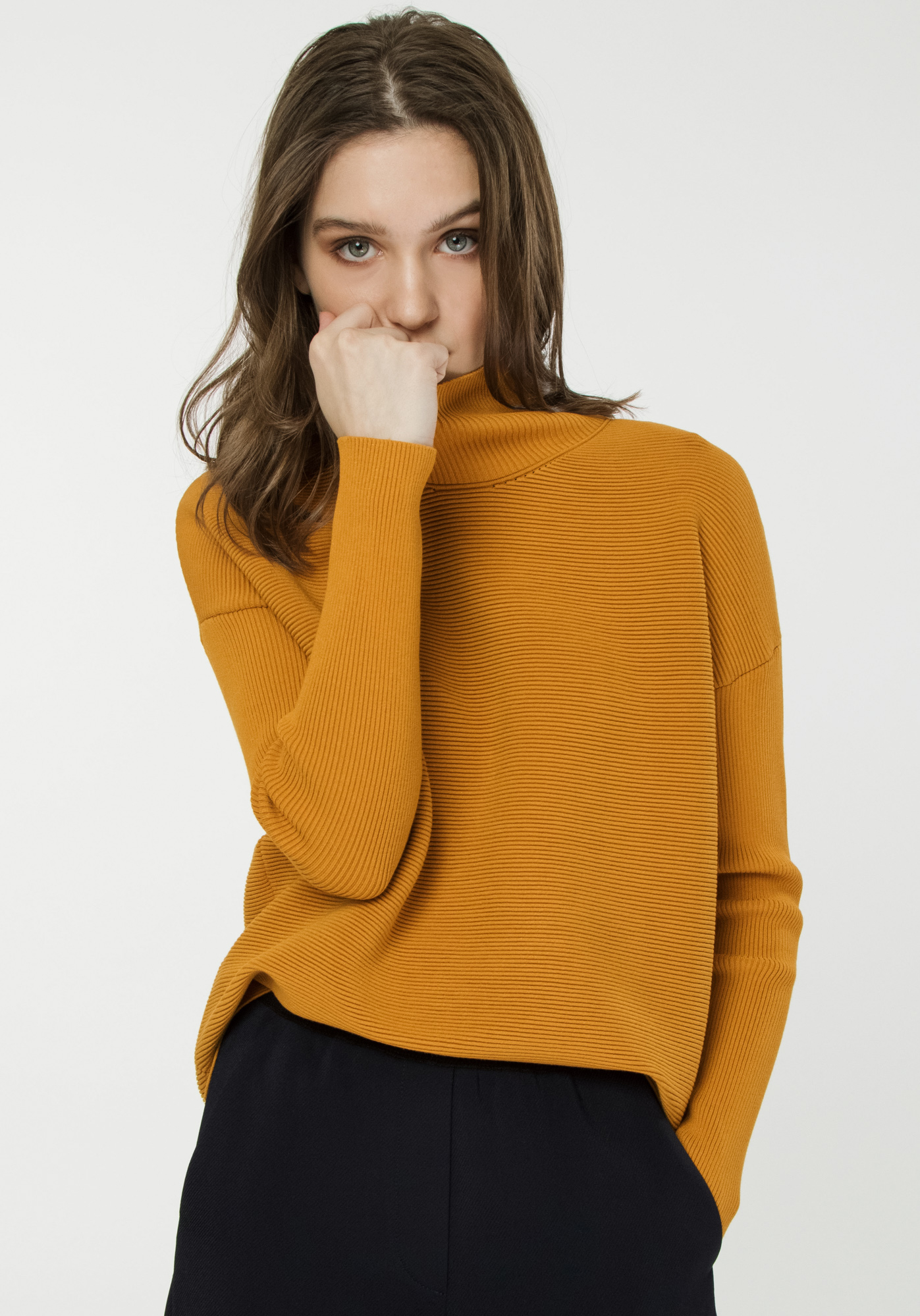 Трикотажный джемпер из вискозы в мелкий валик. Модель с длинным рукавом и воротником-стойкой.