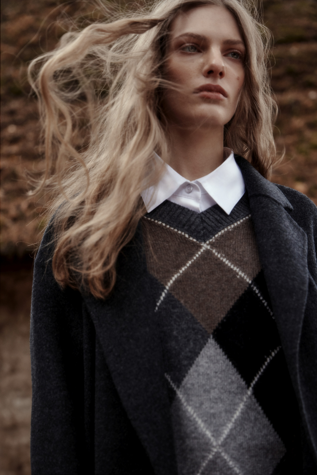 Трикотажный джемпер из кашемира с узором аргайл. Модель свободного силуэта, со спущенной линией плеча и V-вырезом горловины. Края изделия выполнены в рубчик. 