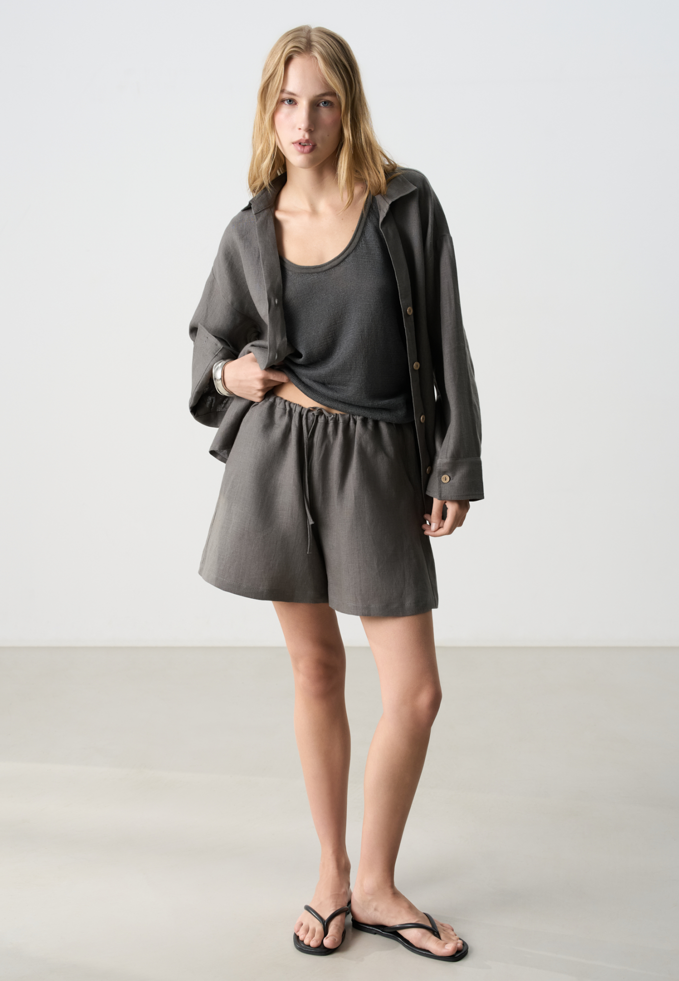 Короткие шорты из 100% льна. Модель прямого кроя с небольшим расширением к низу. Изделие выполнено с поясом на кулиске. Два боковых кармана.