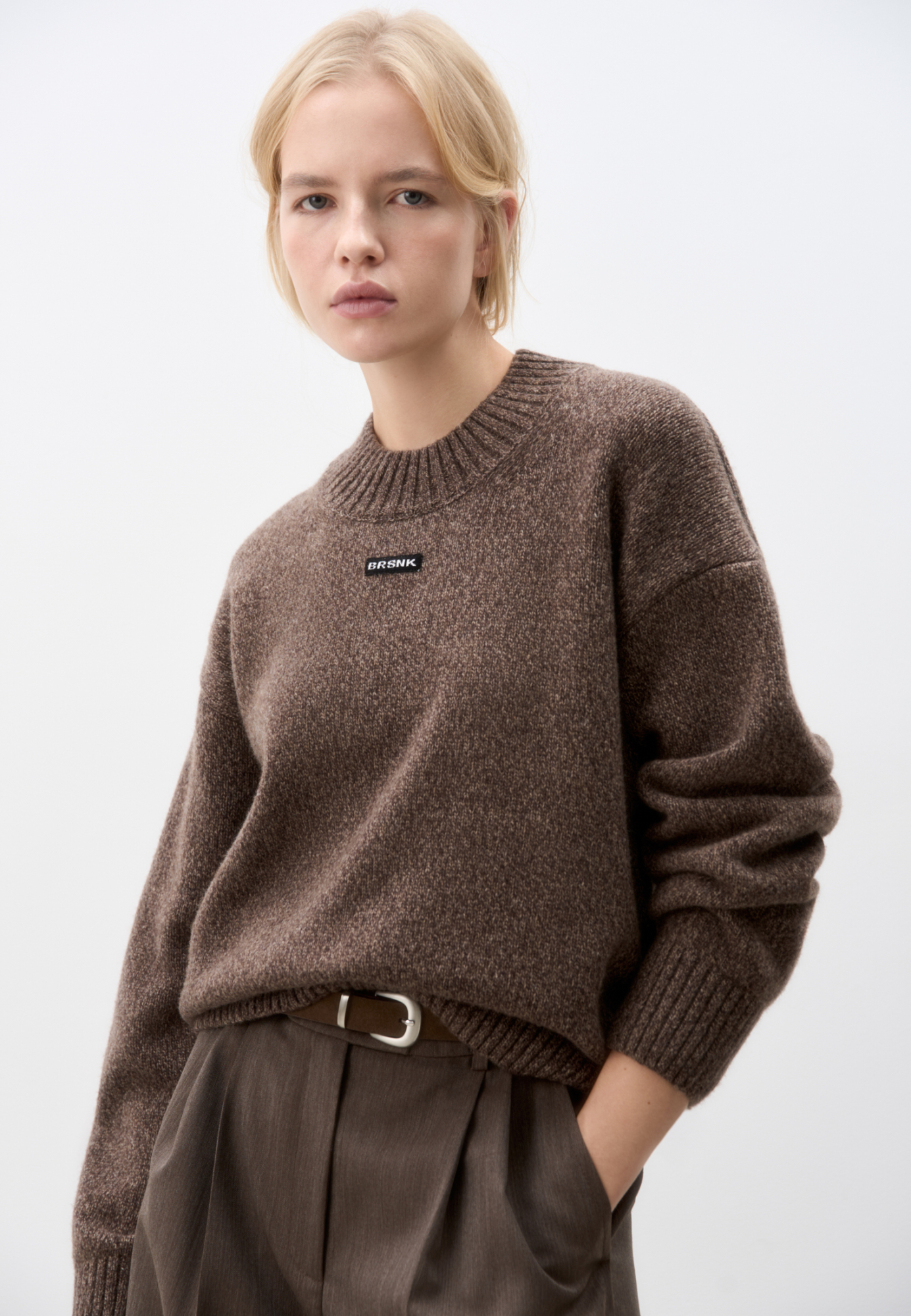 Объемный джемпер из шерсти с добавлением кашемира. Модель свободного силуэта, со спущенной линией плеч. Воротник выполнен изнаночными петлями в широкий рубчик. Манжеты рукавов и низ изделия - на резинке. Джемпер декорирован брендированным трикотажным ярлычком.