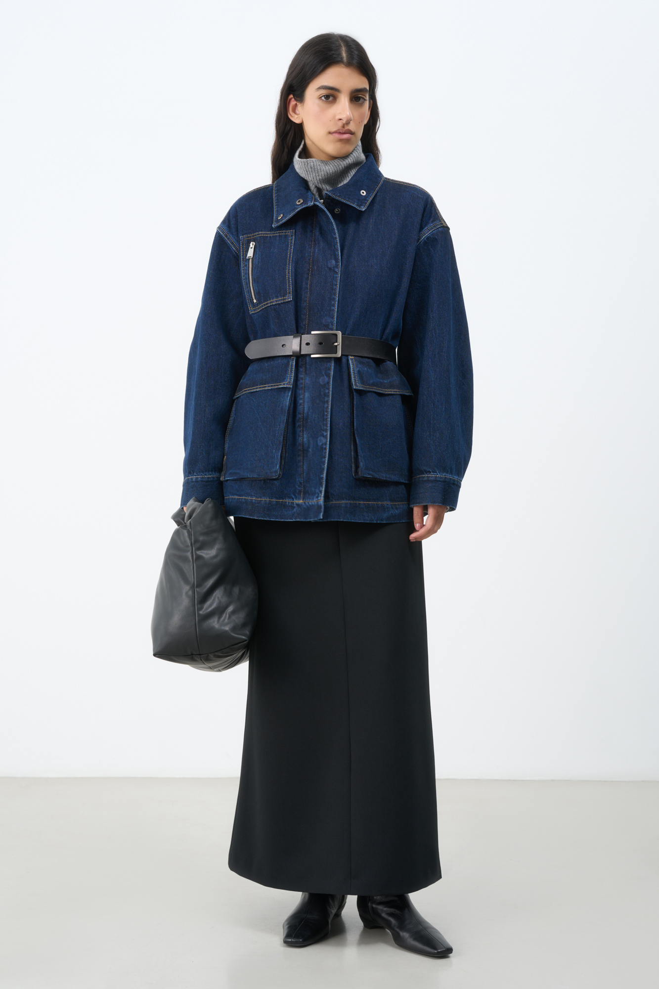 Джинсовая куртка из 100% хлопка с рельефными швами. Модель свободного силуэта со спущенной линией плеча, воротником-стойкой и накладными карманами. Застежка на молнию и кнопки. Изделие без подкладки.