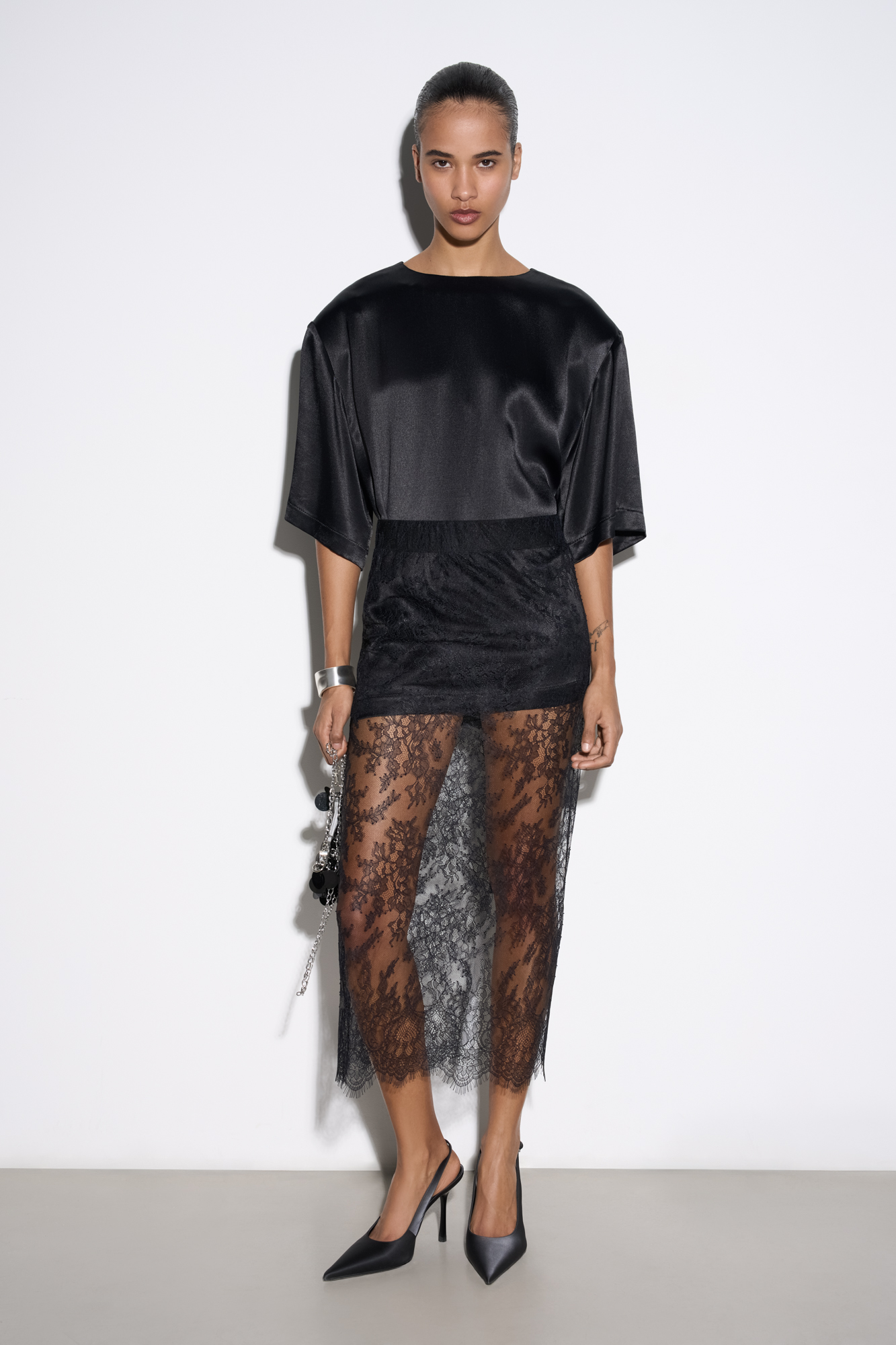 Юбка длины миди из тонкого кружева. Модель с высоким разрезом сзади и застежкой на скрытую молнию. Изделие выполнено без подкладки.