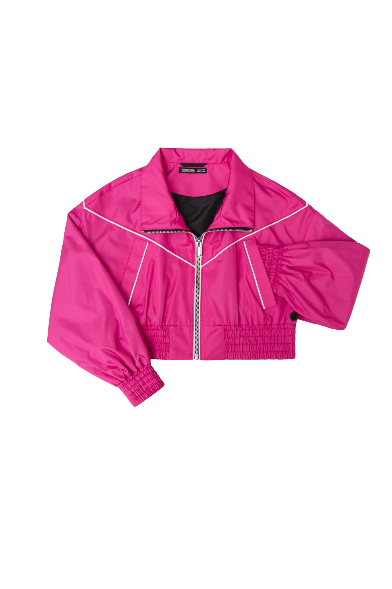 Укороченный детский бомбер в спортивном стиле с карманами по бокам и голубым кантом. Манжеты и низ изделия на эластичной ленте. Подклад с элементами из сетчатой ткани по бокам. Дополнить образ можно шортами в том же стиле.