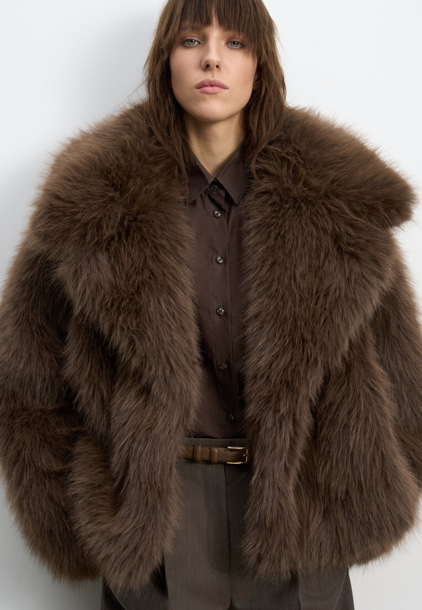 Шуба из экомеха на запах. Модель с широким отложным воротником, шлевками для пояса из экокожи и врезными карманами. Изделие выполнено на подкладке.