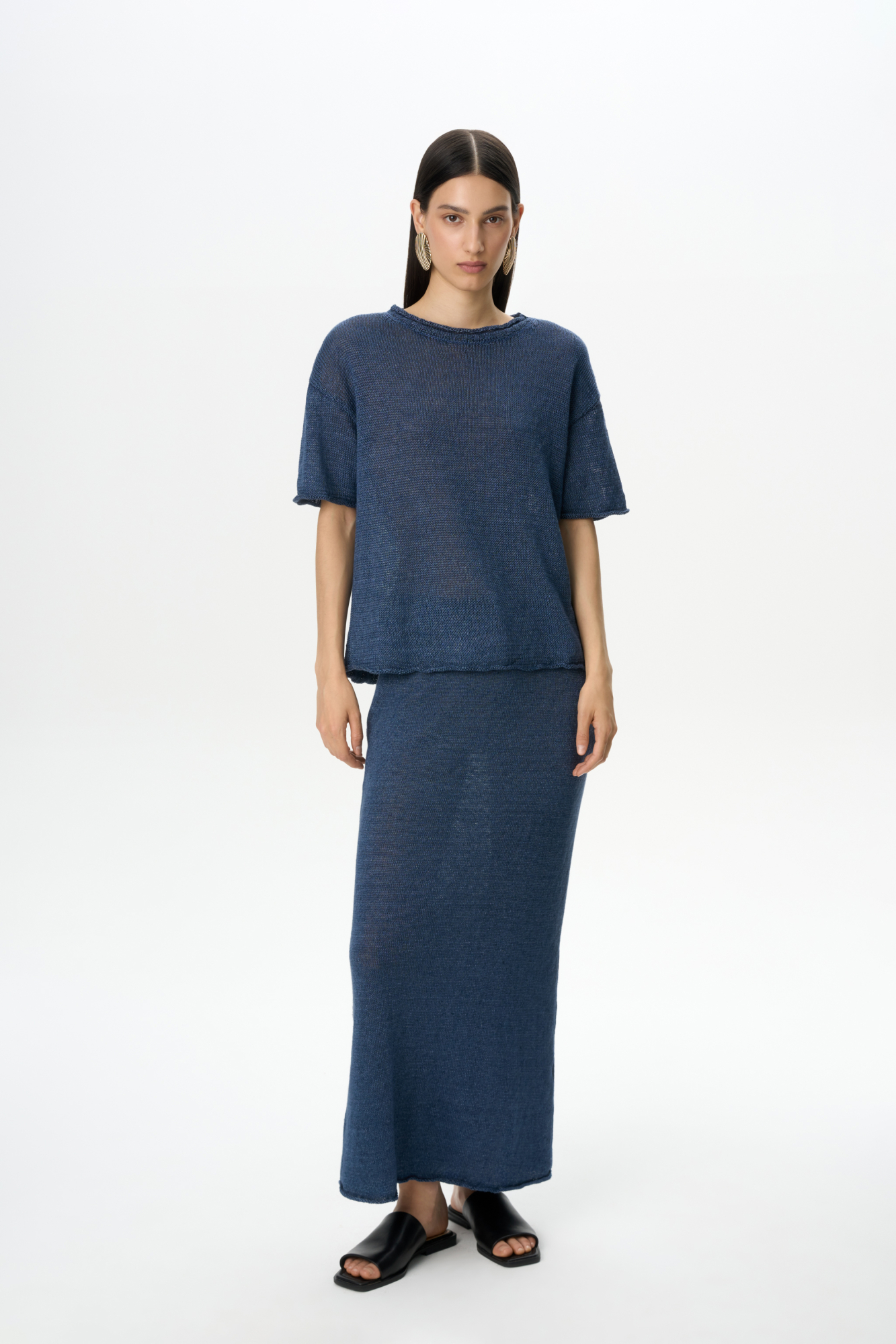 Трикотажная юбка длины макси из 100% льна. Модель свободного силуэта с эластичным поясом в рубчик на кулиске.