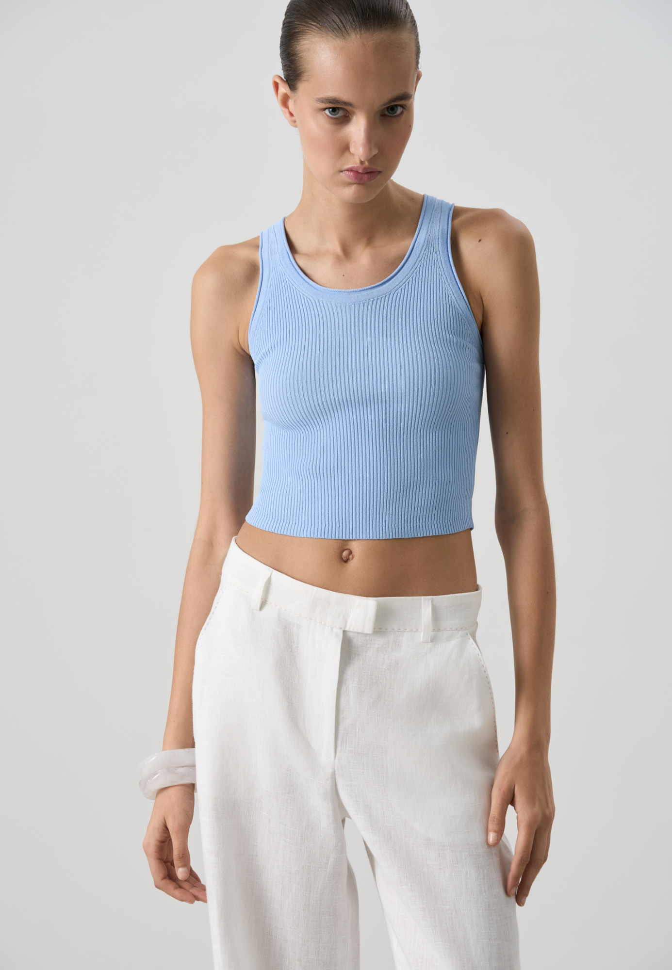 Трикотажная майка из вискозы в рубчик. Модель с глубокой проймой, арочным низом и U-образным вырезом горловины с валиком.