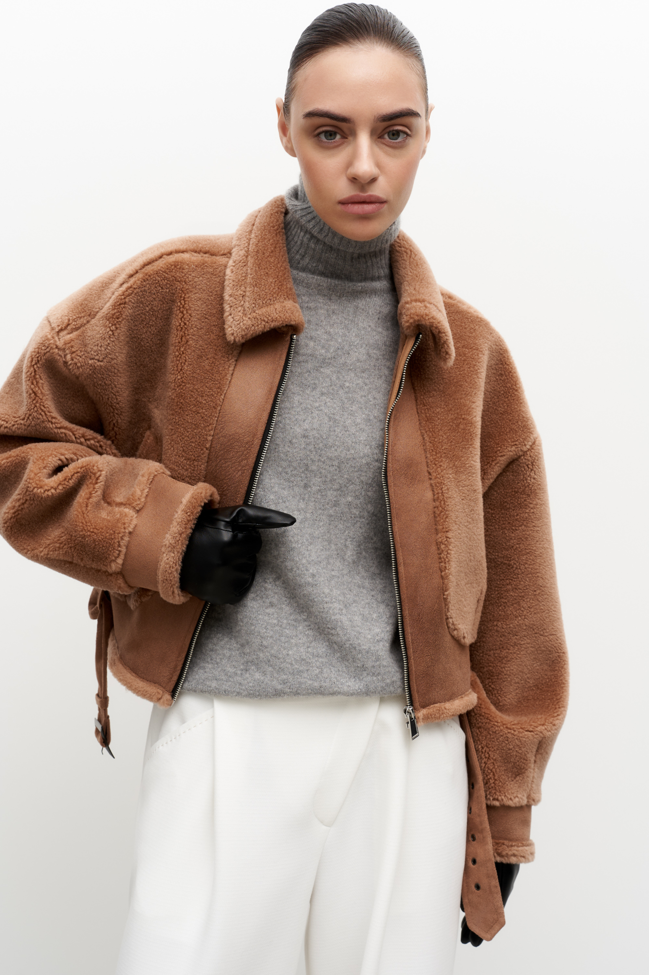 Куртка из 100% шерсти. Модель приталенного силуэта с отложным воротником, спущенной линией плеча, шлевками для ремня и боковыми карманами. Застежка на молнию.