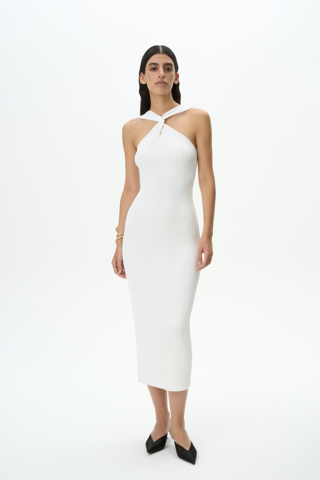 Трикотажное платье с двойным перекрутом на груди. Модель приталенного силуэта с открытыми плечами длины миди.