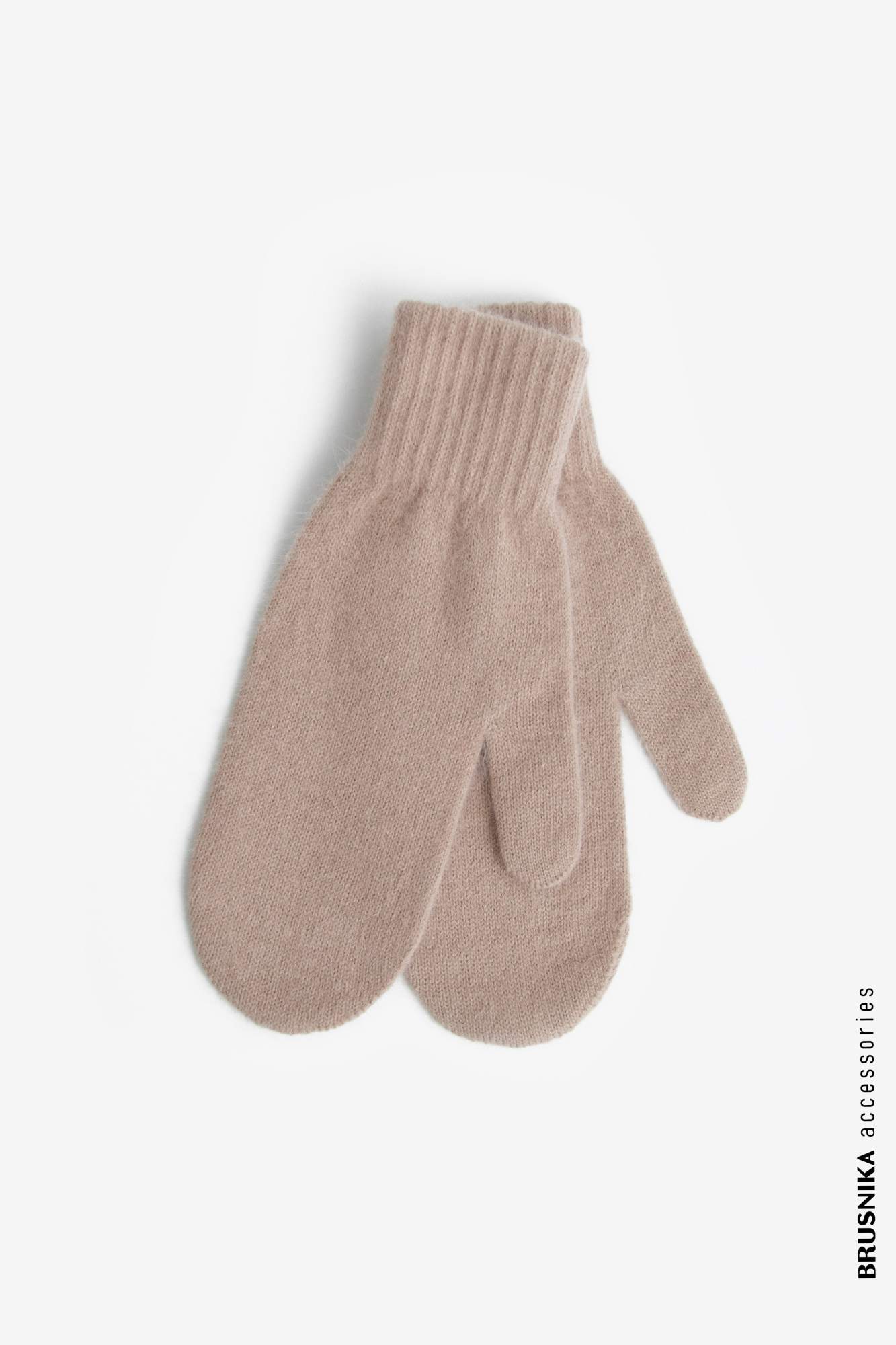 Теплые трикотажные варежки из ангоры. Низ изделия в рубчик.