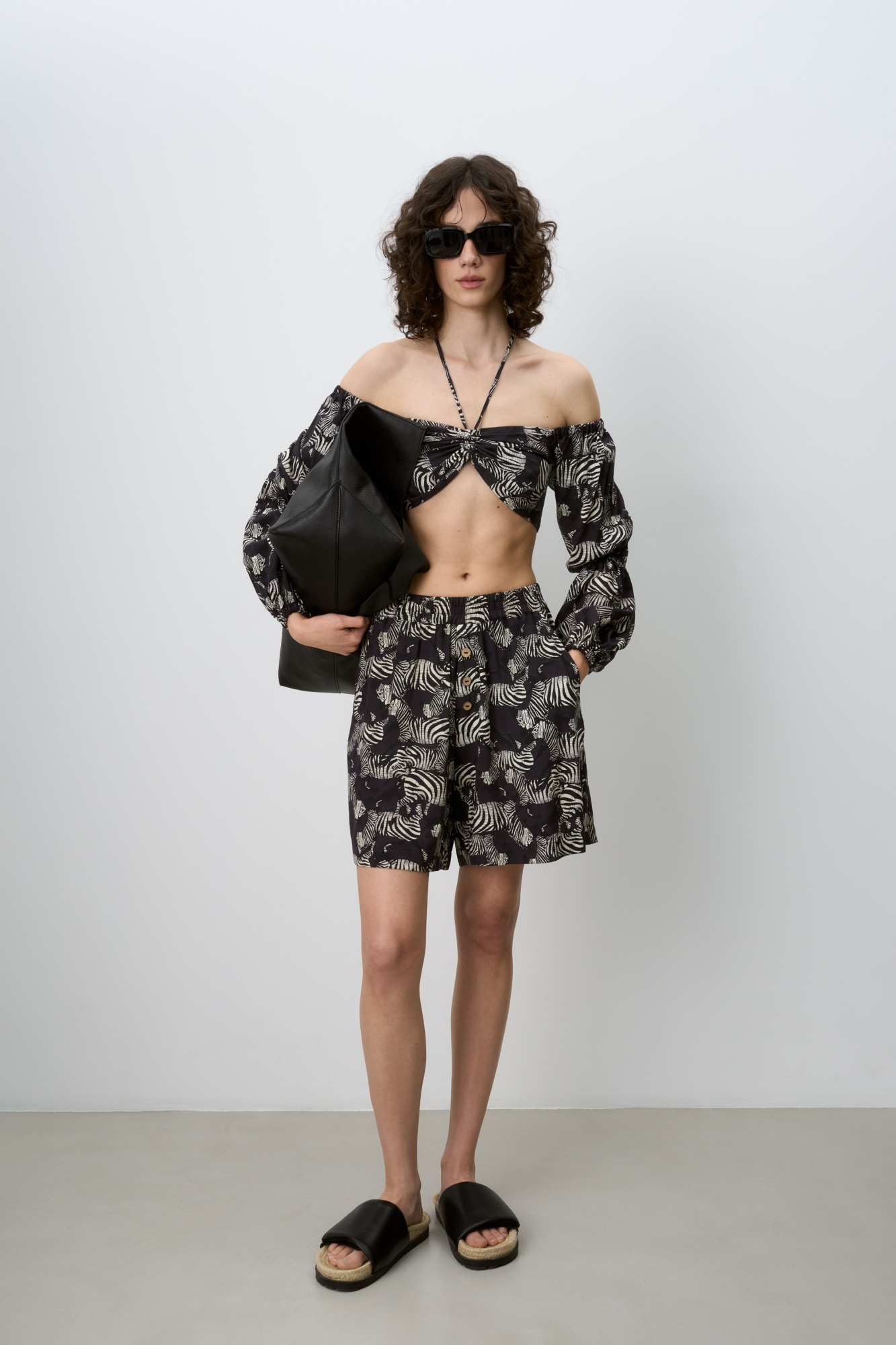 Шорты с геометрическим принтом из вискозы с добавлением льна. Дополнить образ можно топом в таком же стиле.