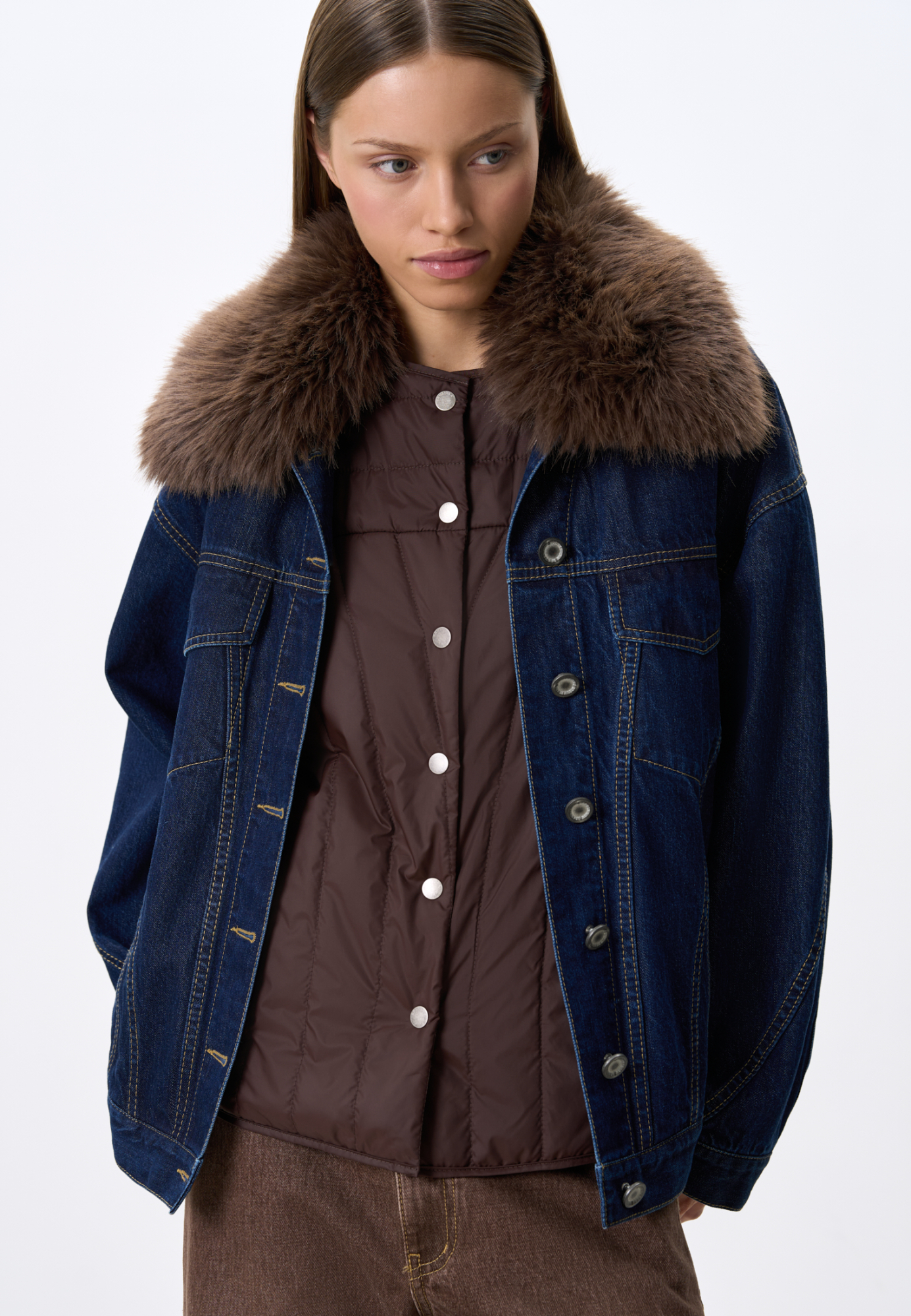 Джинсовая куртка со съемным меховым воротником. Отложной воротник. Длинные рукава с манжетами на кнопках. Нагрудные карманы с клапанами. Застежка на металлические кнопки. В комплекте идет жилет на синтепоне на магнитных кнопках, который позволит носить куртку в более прохладную погоду.