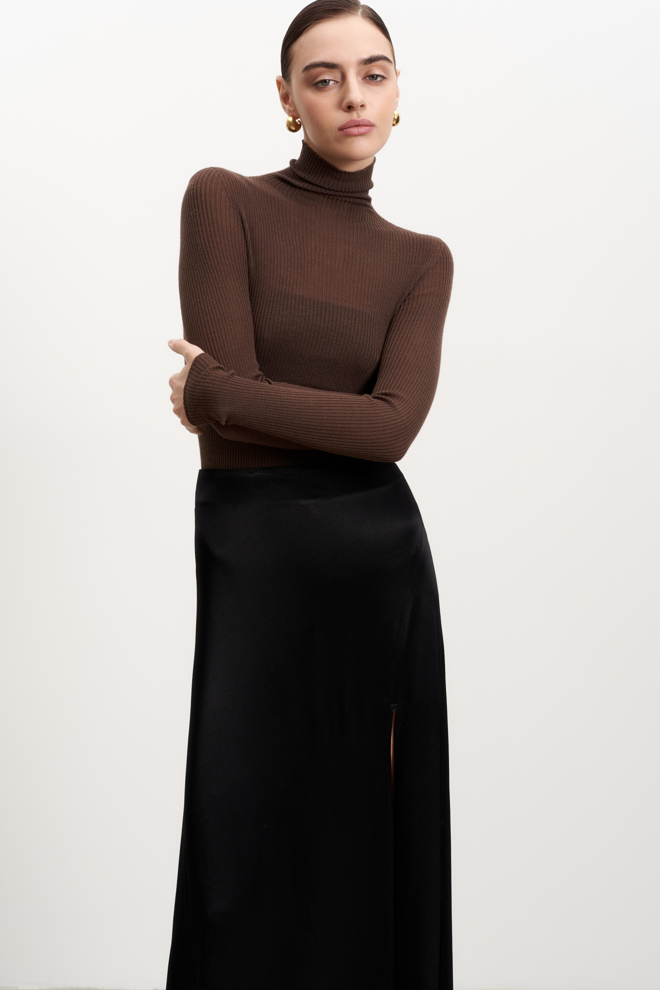 Бесшовная трикотажная водолазка из шерсти мериноса экстрафайн. Модель приталенного силуэта, с длинными рукавами и высоким воротником-стойкой.