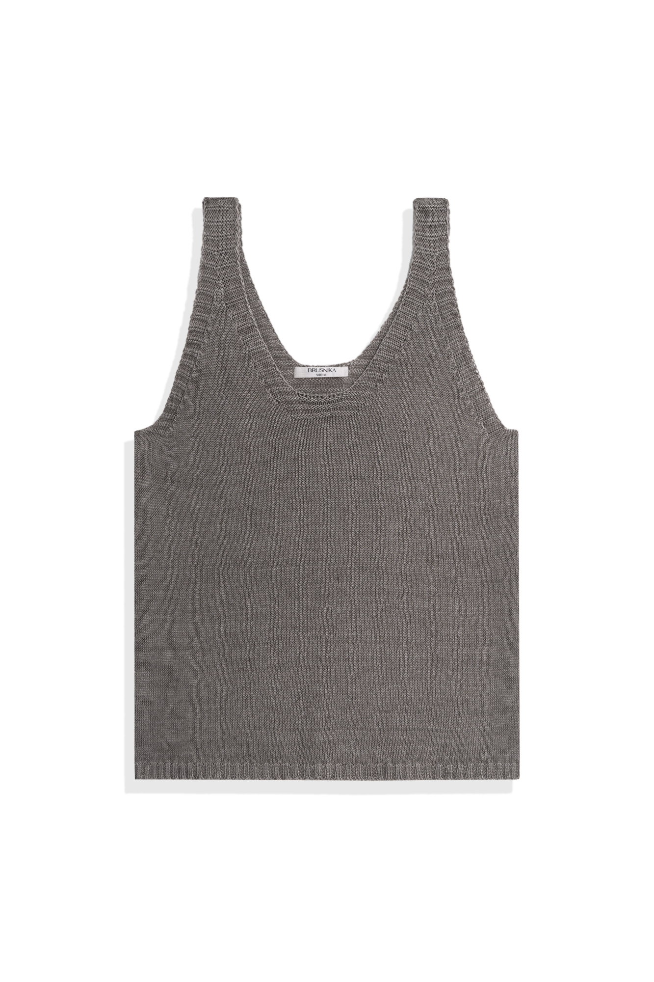 Трикотажный топ из 100% льна. Модель прямого кроя, на широких бретелях, с глубокой проймой и U-образным вырезом горловины. Края изделия выполнены в рубчик.