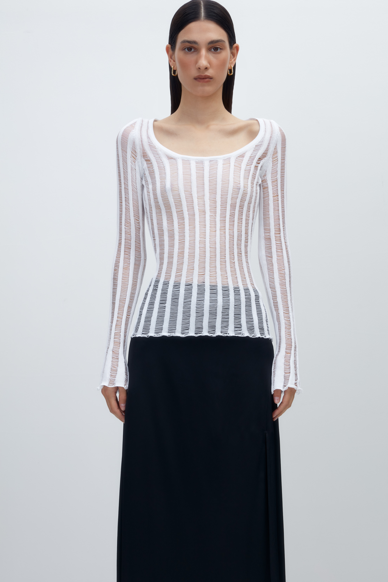 Трикотажный джемпер выполнен из полупрозрачного мерсеризованного хлопка, который является прочным, гипоаллергенным и имеет лучшие характеристики по сравнению с обычным хлопком. Он не подвержен деформации, не выцветает, при этом сохраняет мягкость и комфорт при ношении.