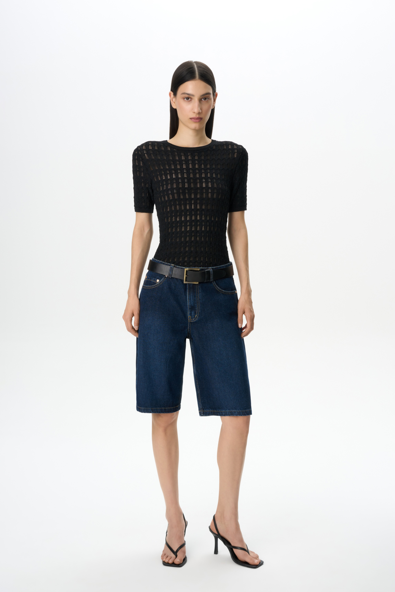 Трикотажная футболка из вискозы. Модель приталенного силуэта, с коротким рукавом, спущенной линией плеча и круглым вырезом горловины. Модель выполнена ажурным переплетением.