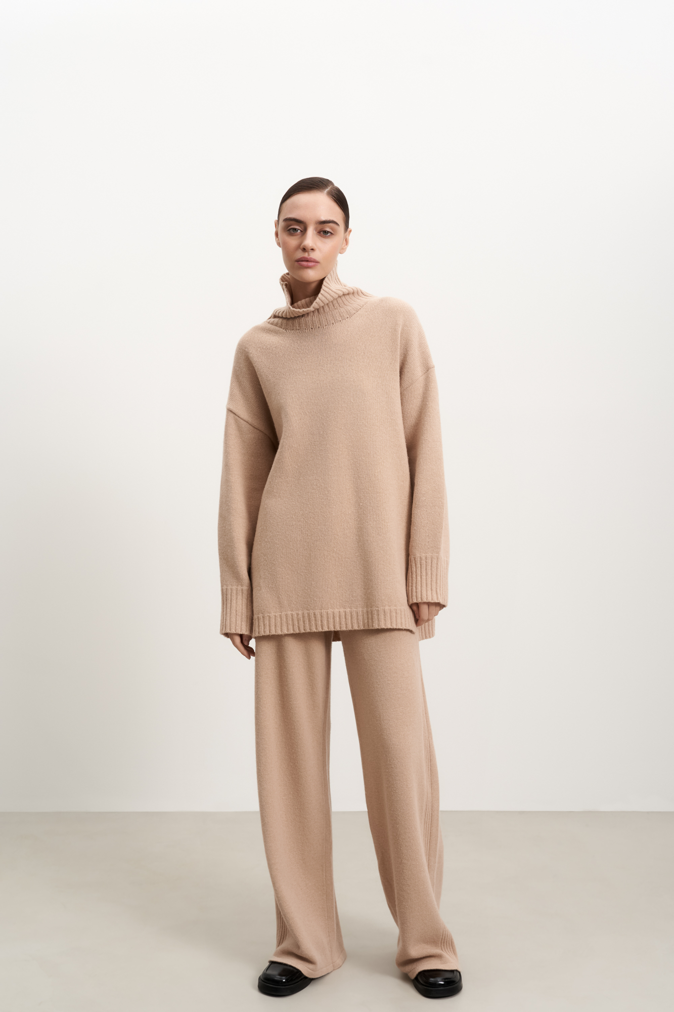 Широкие брюки из кашемира и шерсти средней посадки на кулиске, с накладными карманами.