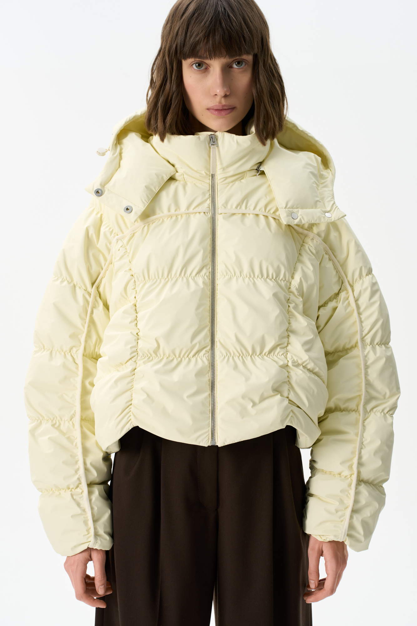 Объемный пуховик с геометрической стежкой и объемными швами. Изделие с капюшоном на кулиске и воротником-стойкой. 