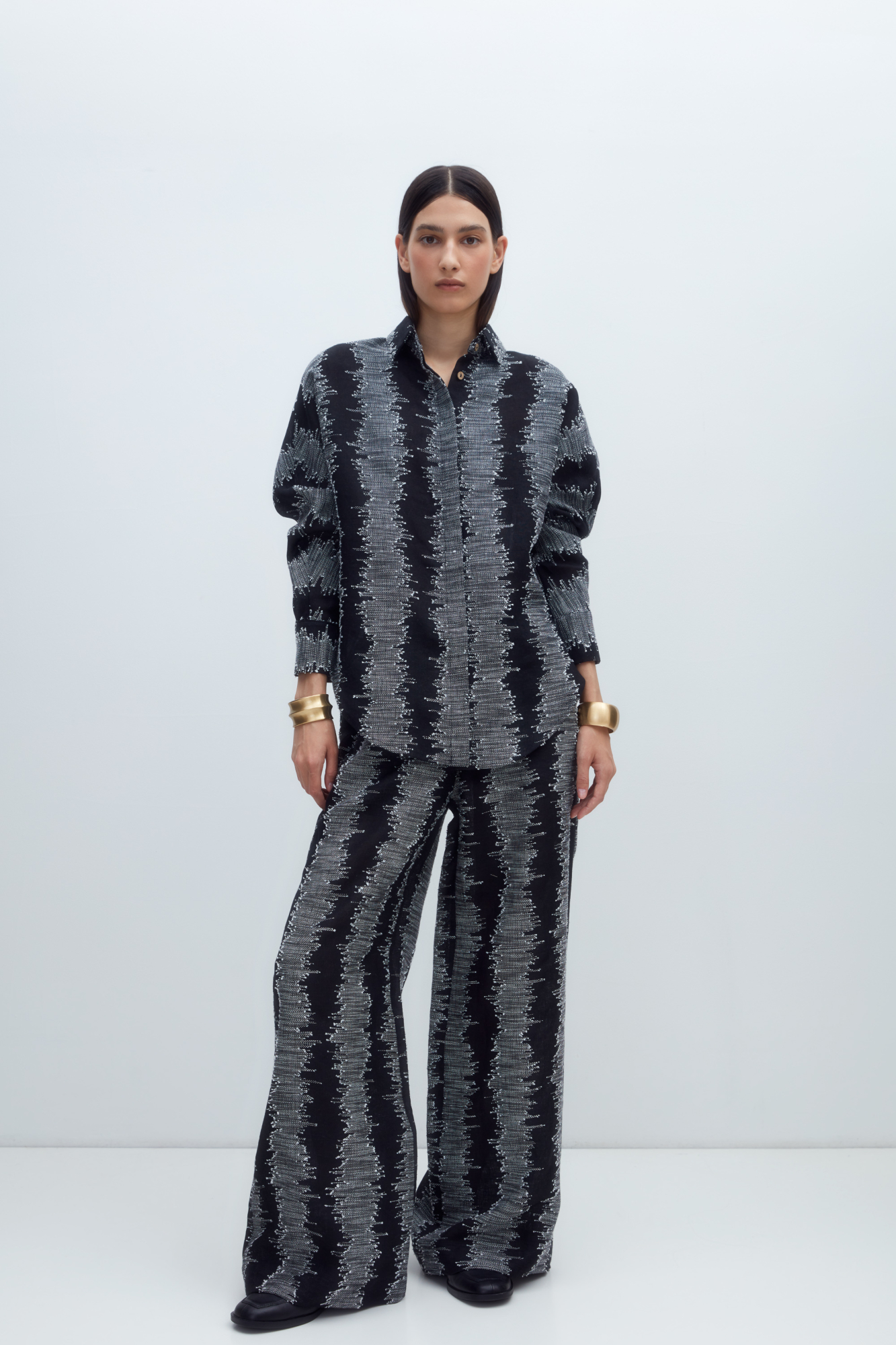 Рубашка из 100% льна с супатной&nbsp;&nbsp;застежкой на пуговицы. Модель свободного силуэта, с классическим отложным воротником и длинными рукавами.