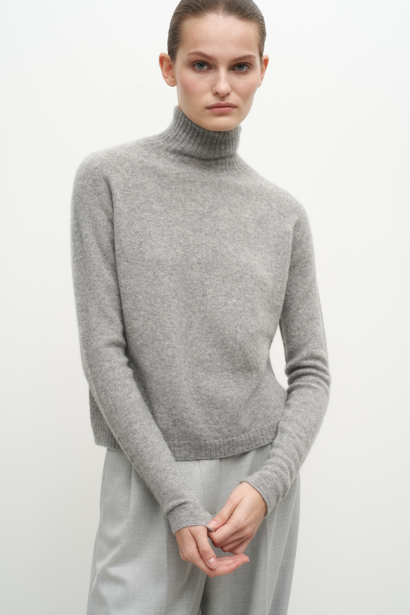 Джемпер из 100% кашемира. Модель с высоким воротником и рукавом реглан. Низ изделия и воротник выполены в рубчик. 