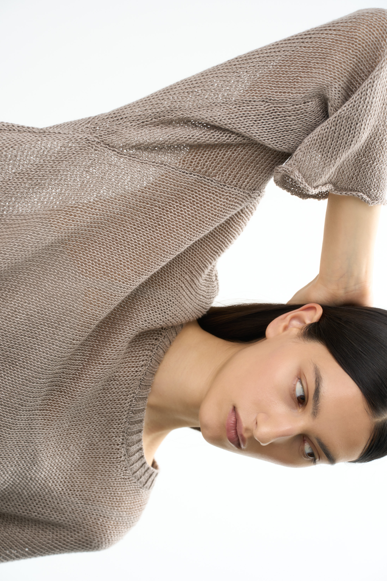 Полупрозрачный джемпер из 100% льна. Модель свободного силуэта со спущенной линией плеча и круглым вырезом горловины.