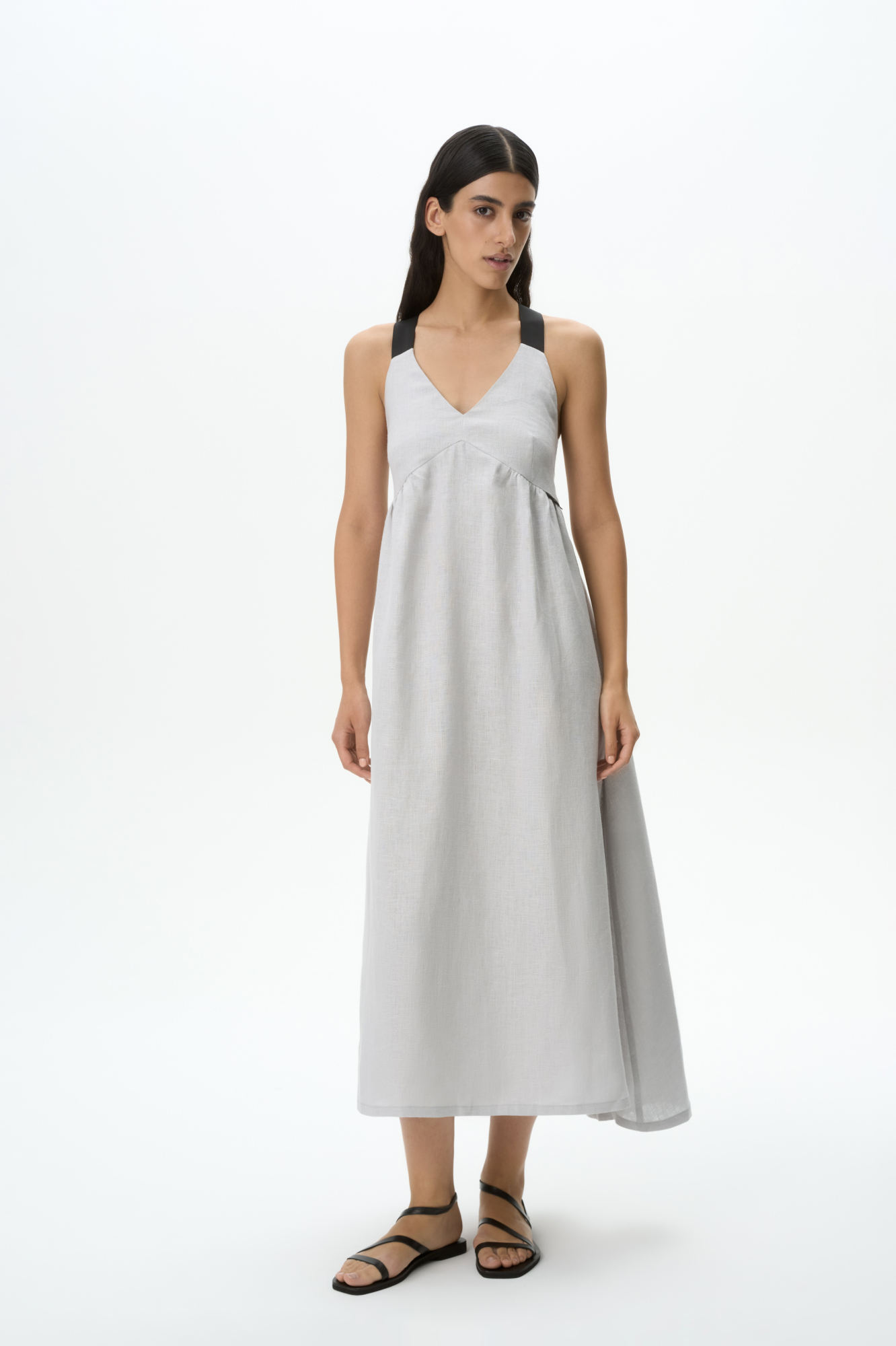 Сарафан из 100% льна длины макси. Модель прямого кроя с акцентным лифом, юбкой А-силуэта и широкими бретелями-лентами контрастного цвета. Вырез на спине.