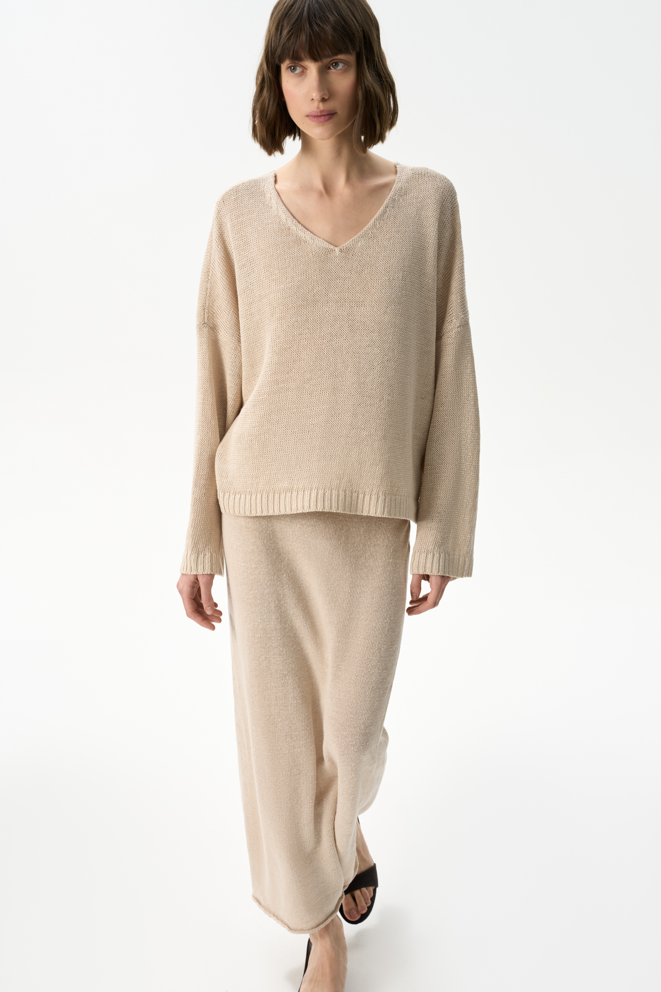 Трикотажная юбка длины макси из 100% льна. Модель свободного силуэта с эластичным поясом в рубчик на кулиске.