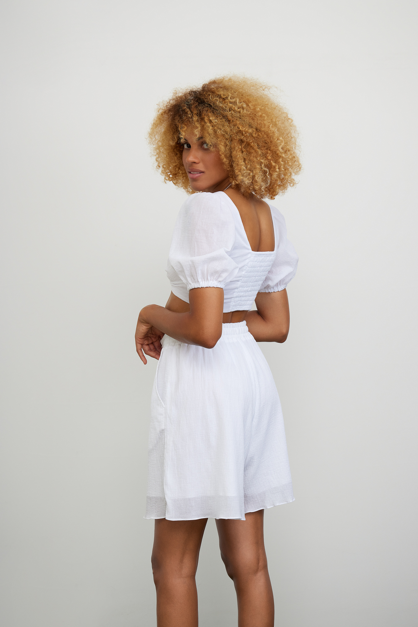 Шорты из 100% хлопка. Модель свободного силуэта на кулиске.