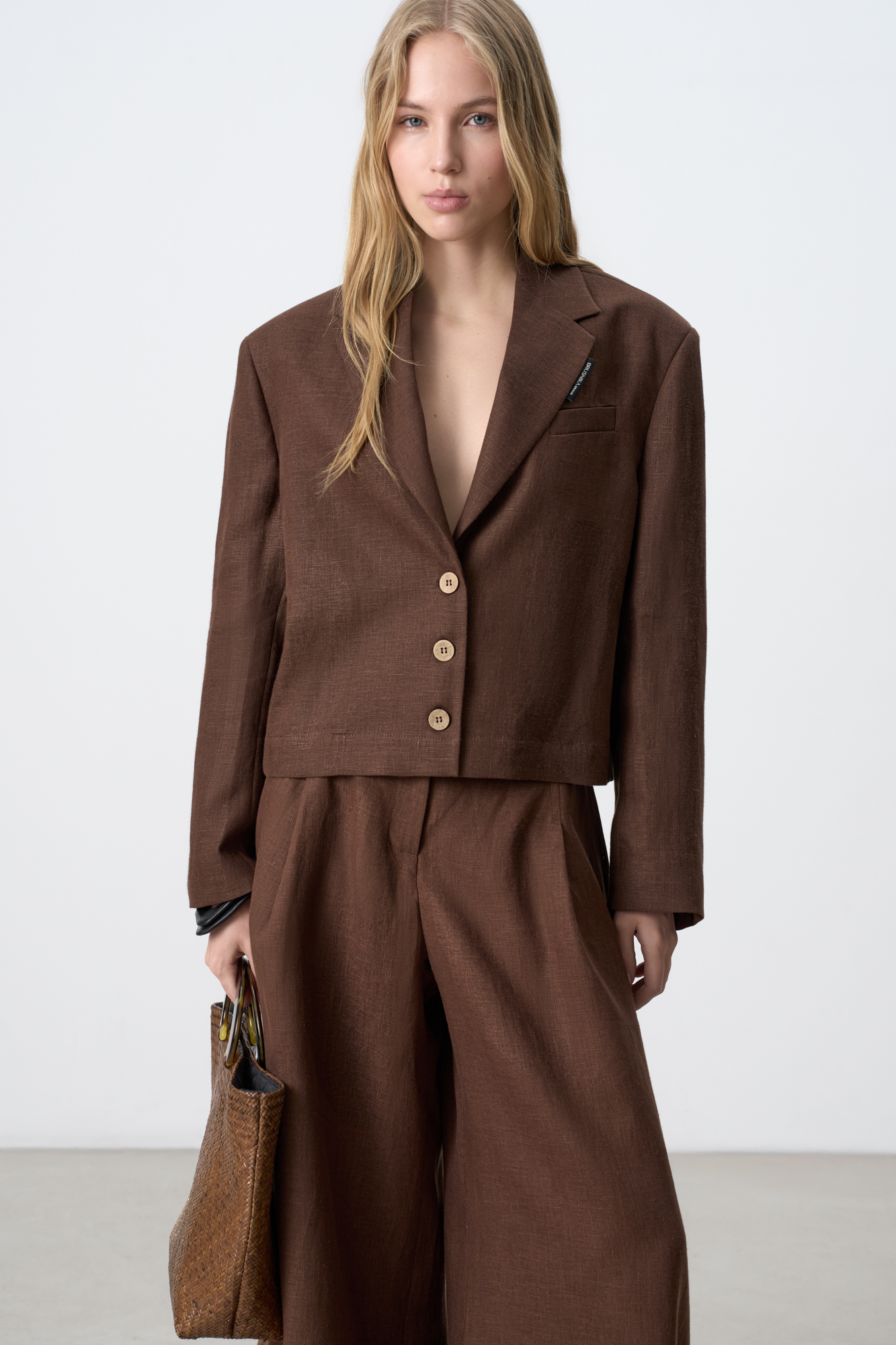 Укороченный жакет из 100% льна. Модель прямого кроя с классическим отложным воротником, карманом на груди и пуговицами на манжетах. Изделие на подкладке. Застежка на три пуговицы. Брендированный ярлык на лацкане.