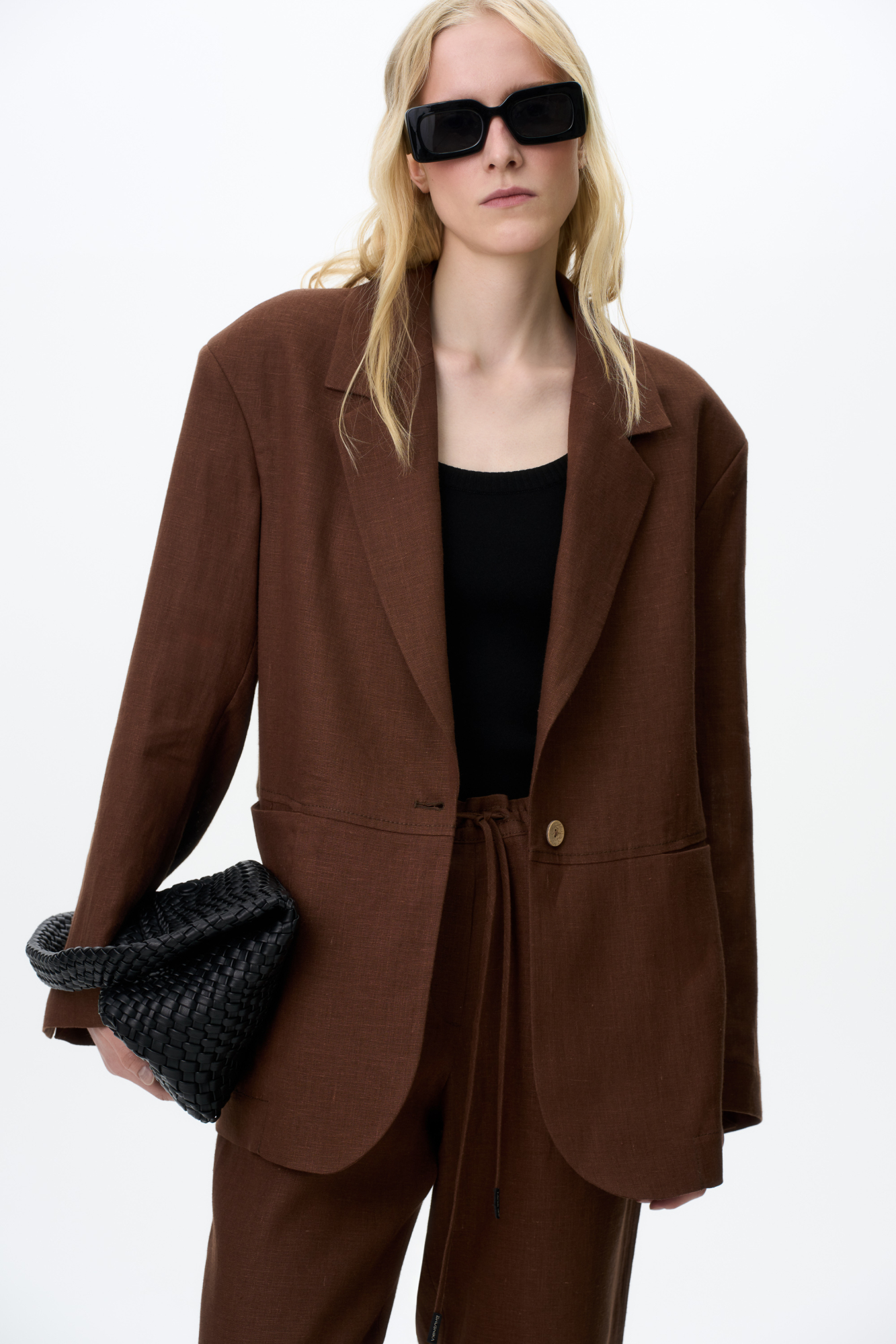 Однобортный жакет из 100% льна. Модель свободного силуэта с англиским воротником и прорезными карманами спереди. Застежка на одну пуговицу. Дополнить образ можно брюками в таком же стиле.