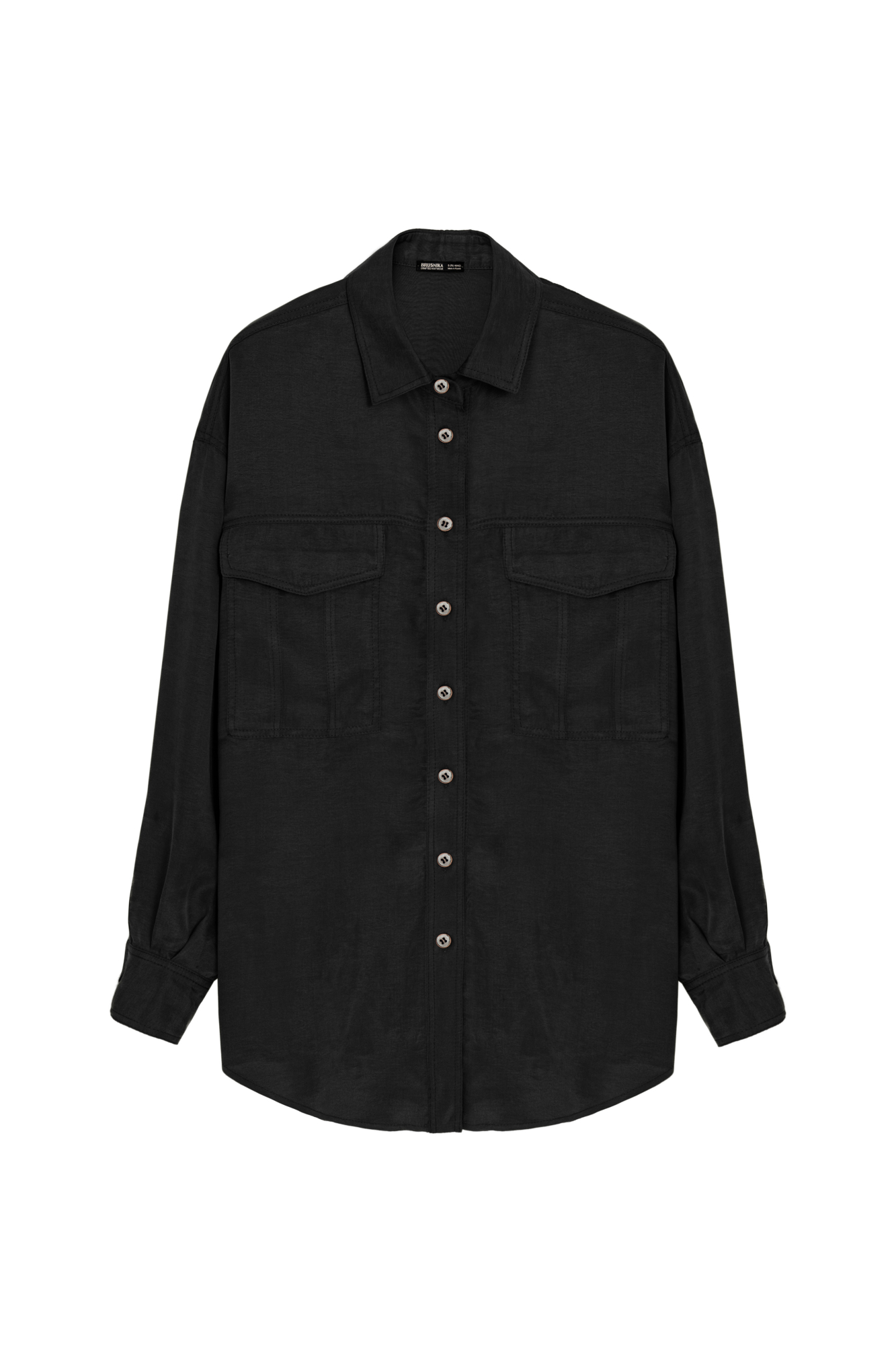 Классическая рубашка из 100% купры с накладными карманами на груди, спущенным рукавом и неровным низом. Дополнить образ можно брюками из такого же материала.