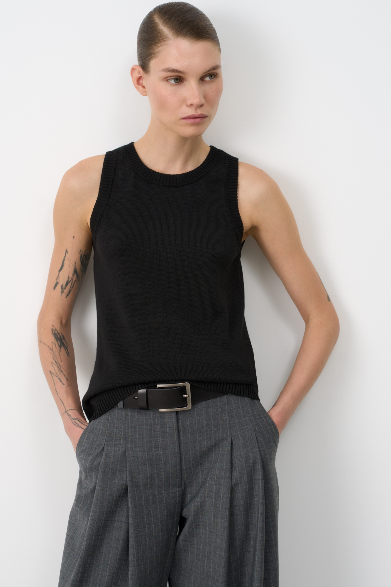 Трикотажный топ из 100% хлопка без рукавов. Модель приталенного силуэта с круглым вырезом горловины. Края изделия выполнены в рубчик.