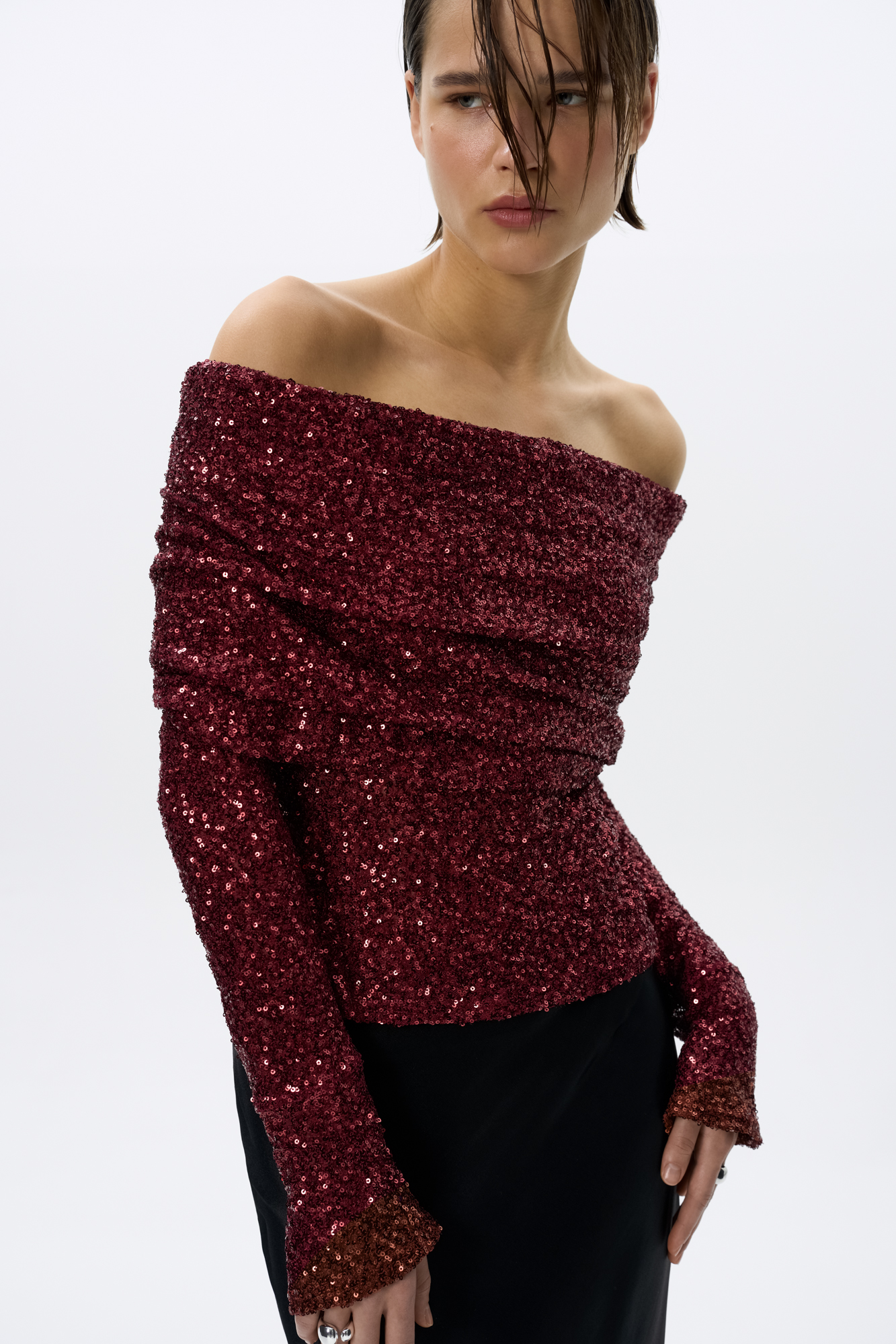 Топ с пайетками. Модель приталенного силуэта с длинным рукавом и открытой линией плеч. На подкладке. 