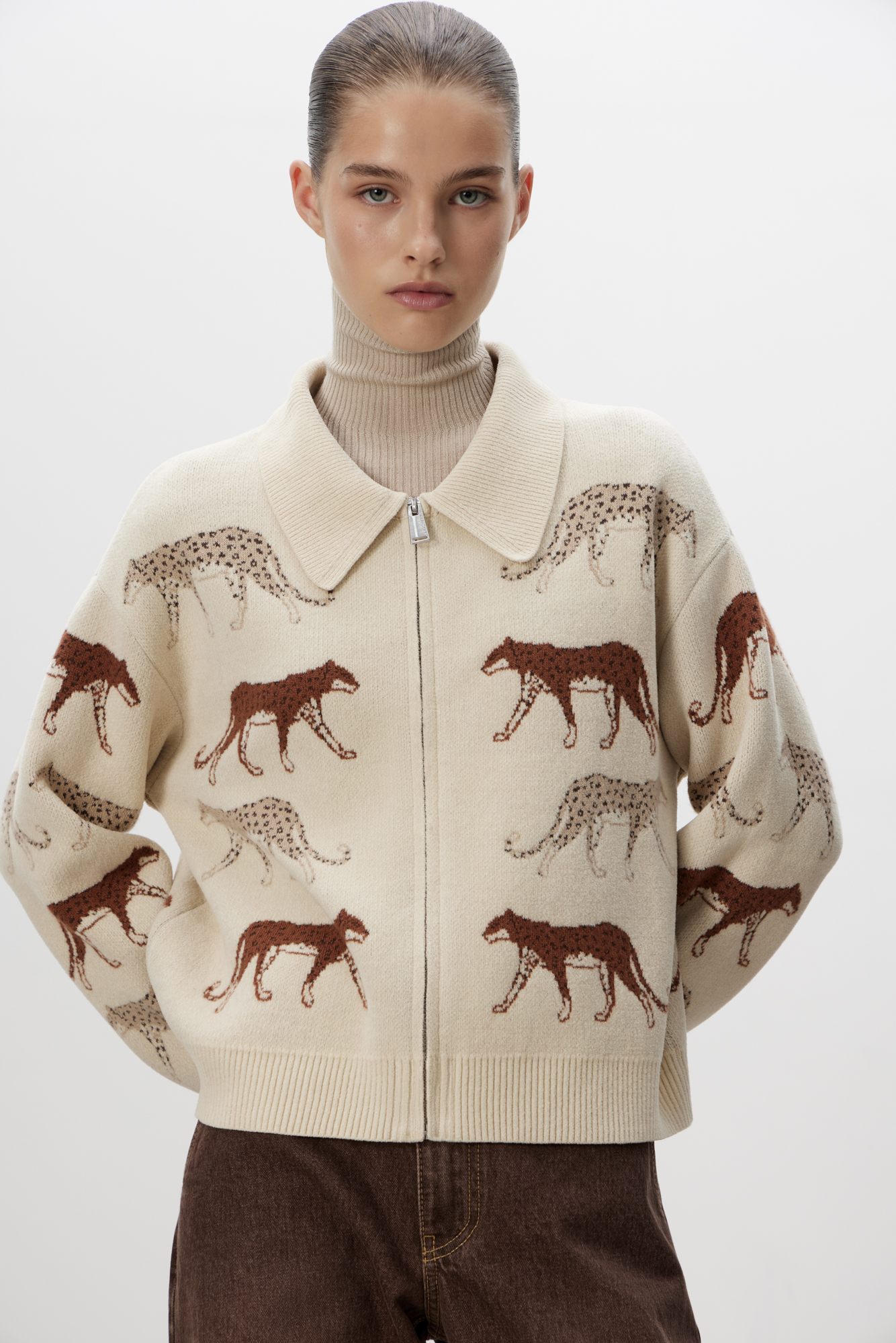 Бомбер с жаккардовым анималистическим дизайном. Модель свободного силуэта с застежкой на молнию. Края изделия в рубчик.