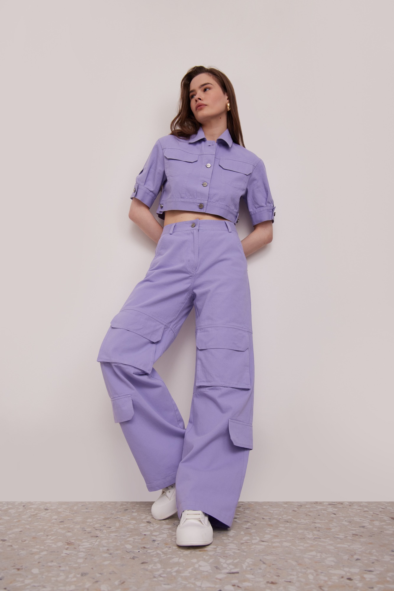 Брюки карго из 100% хлопка. Застежка на молнию и пуговицу. 