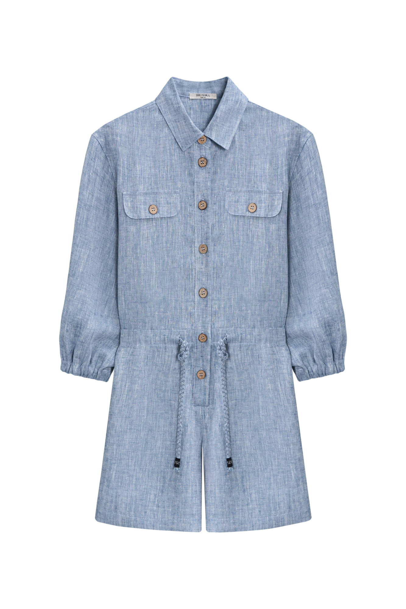 Комбинезон из 100% льна. Модель с рубашечным верхом, отложным воротником, накладными карманами на груди, длинными рукавами и застежкой на пуговицы. Регулируемая кулиска на поясе. 