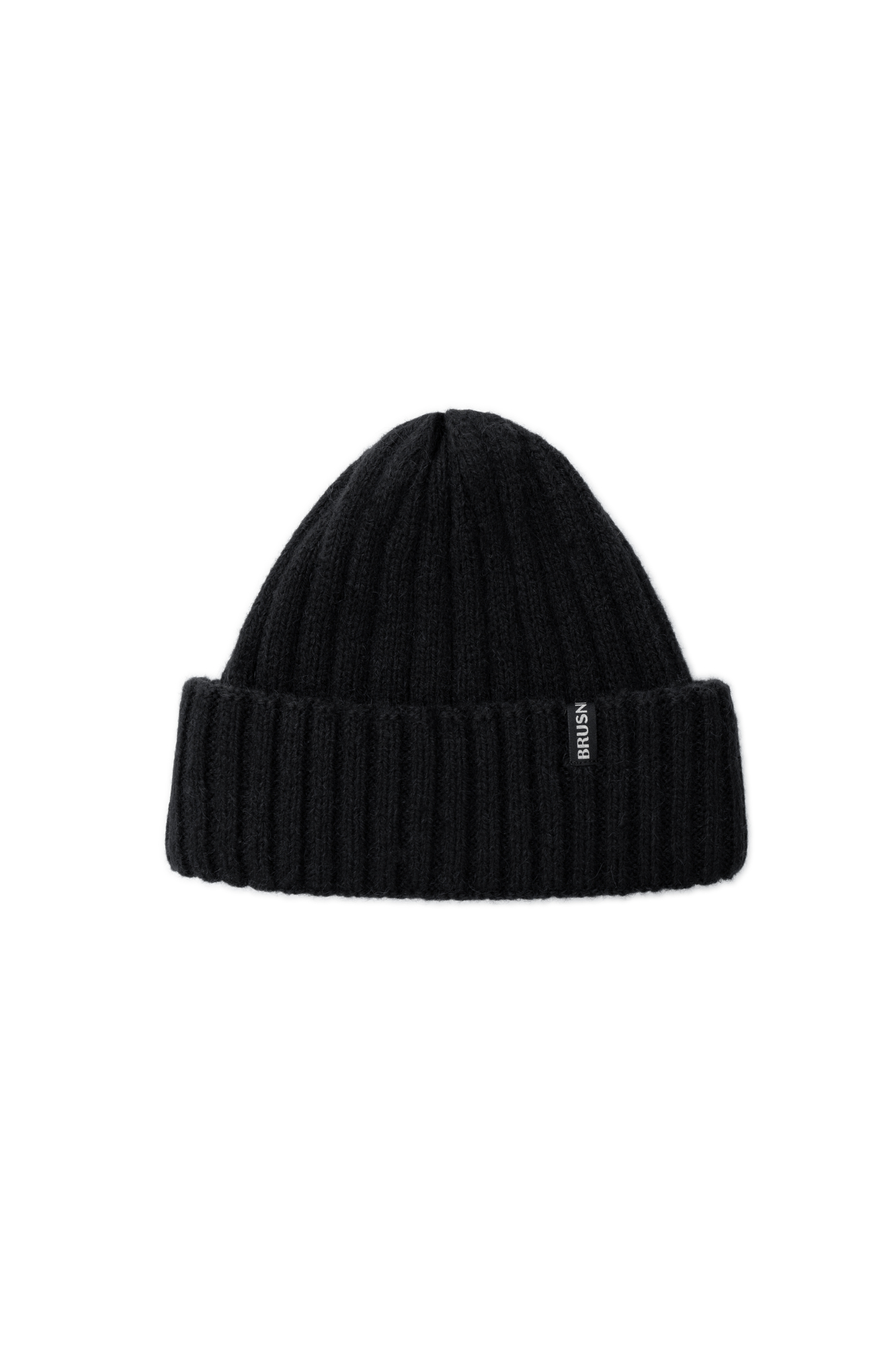 Трикотажная шапка из шерсти альпака с отворотом и брендрированным ярлыком.