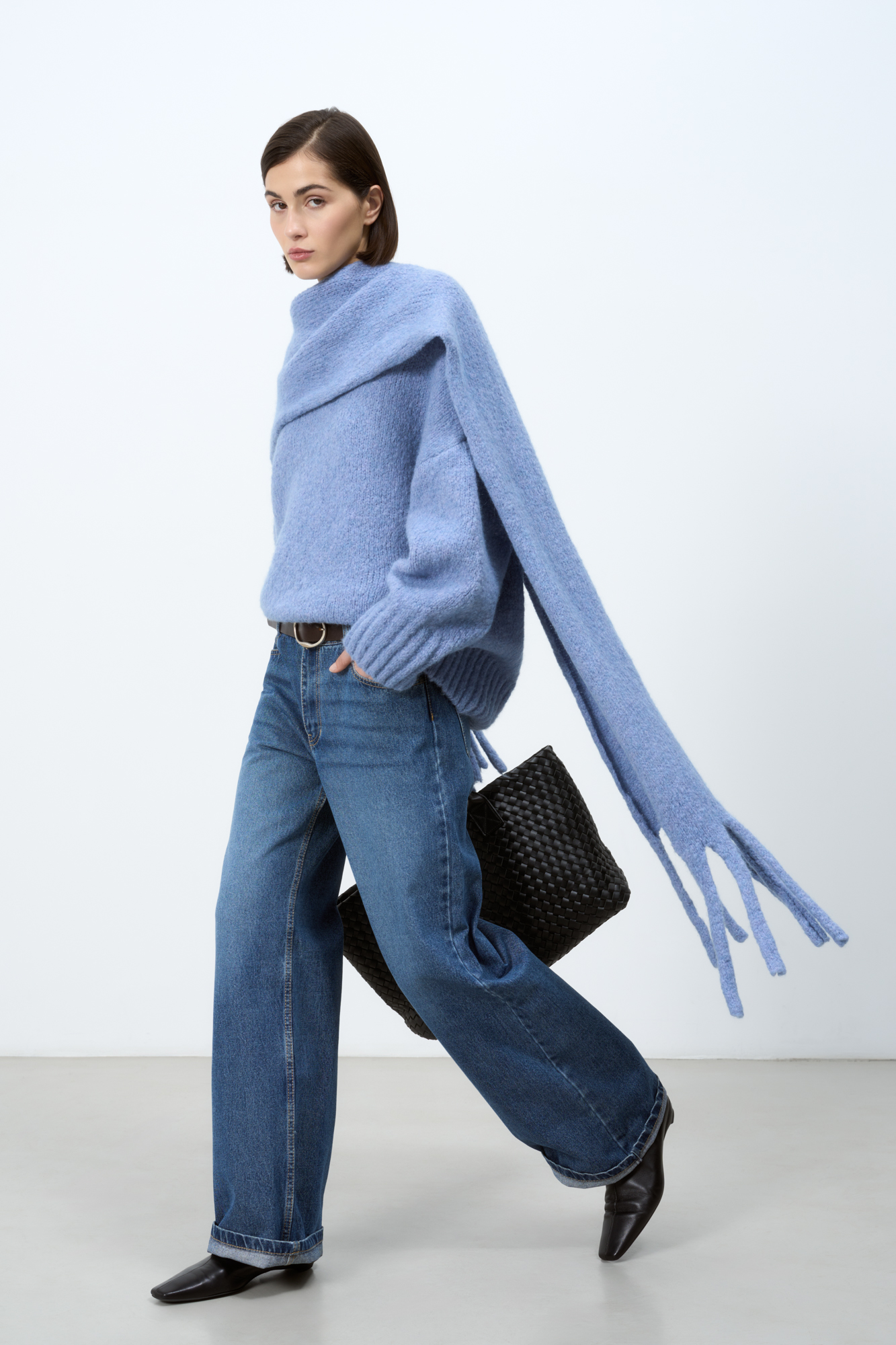 Трикотажный джемпер из шерсти альпака. Модель свободного силуэта со спущенной линией плеча. Края изделия в рубчик. 