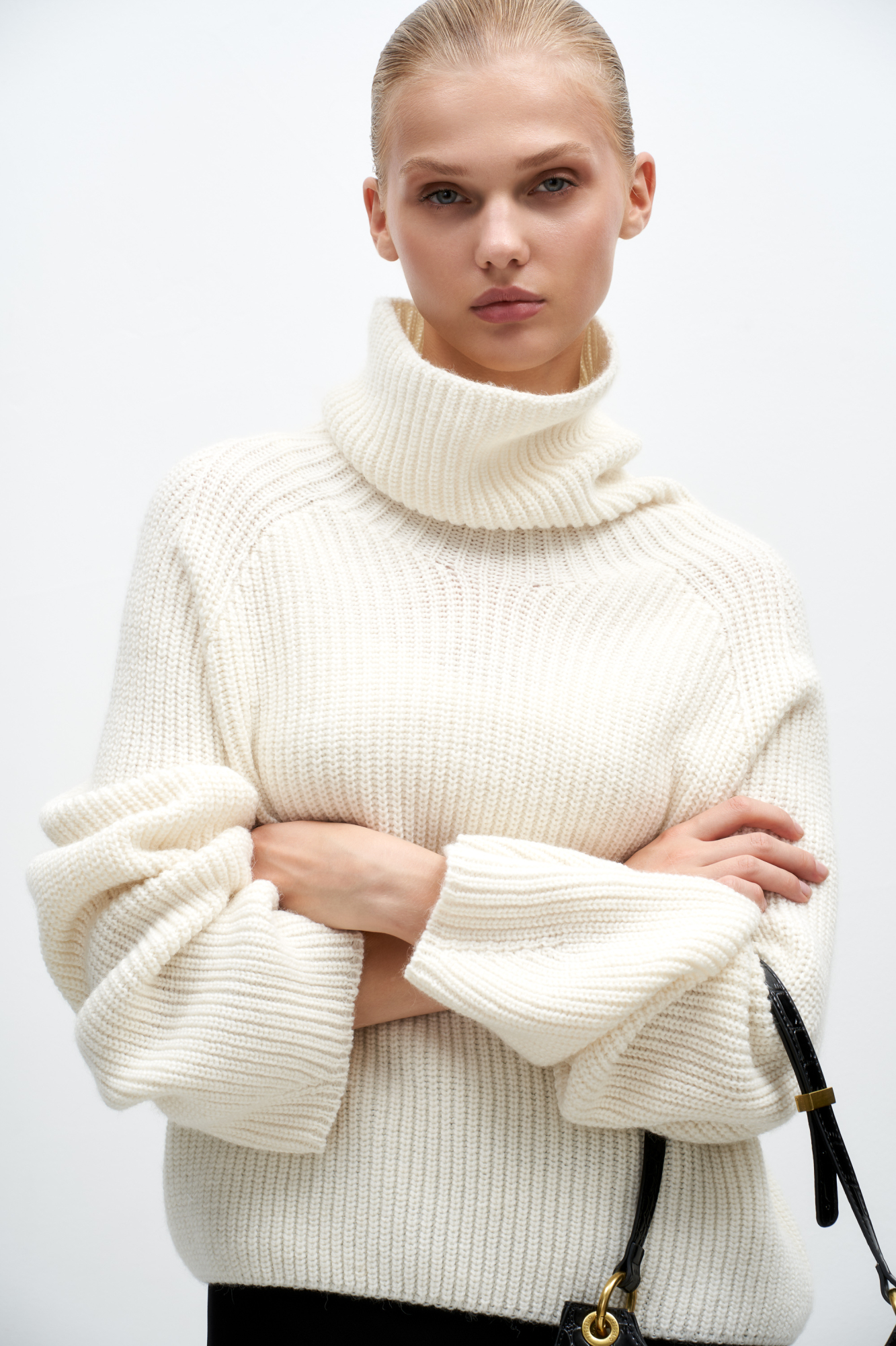 Трикотажный укороченный джемпер из шерсти альпака в рубчик. Модель свободного силуэта с высоким воротом