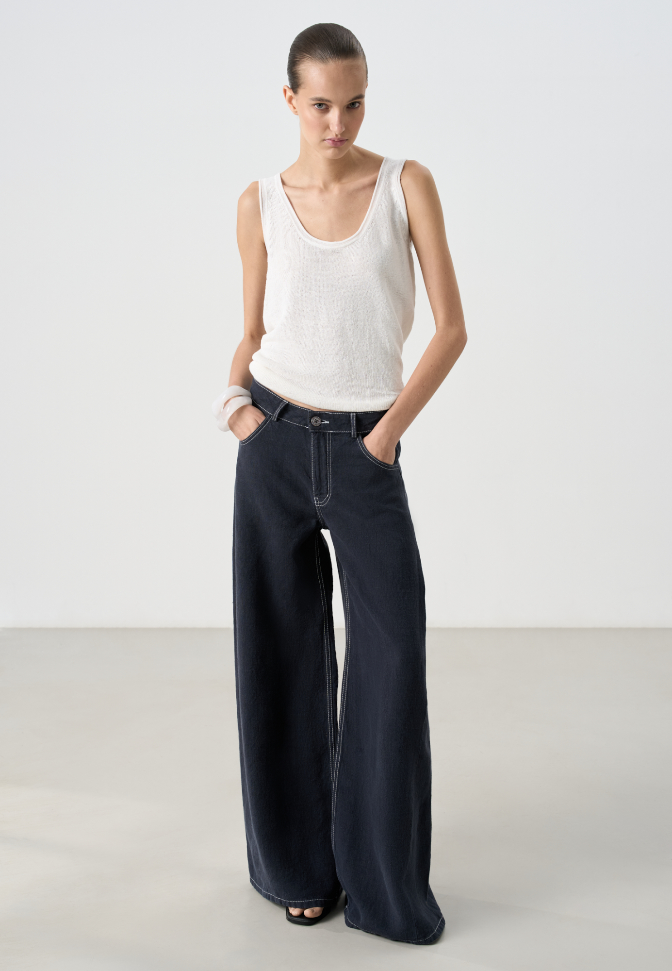 Широкие брюки из 100% льна. Модель прямого кроя, с пятью карманами, шлевками на поясе для ремня и брендированным ярлыком. Изделие декорировано отстрочкой контрастного цвета.&nbsp;&nbsp;